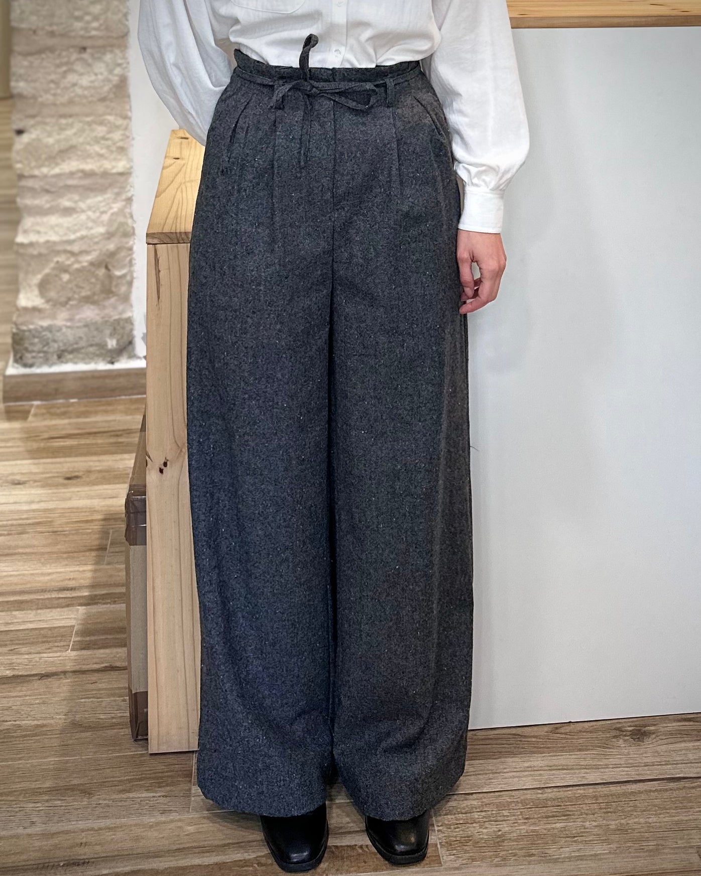 Vue de face pantalon évasé gris femme