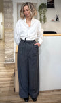 Femme portant un pantalon large gris en laine