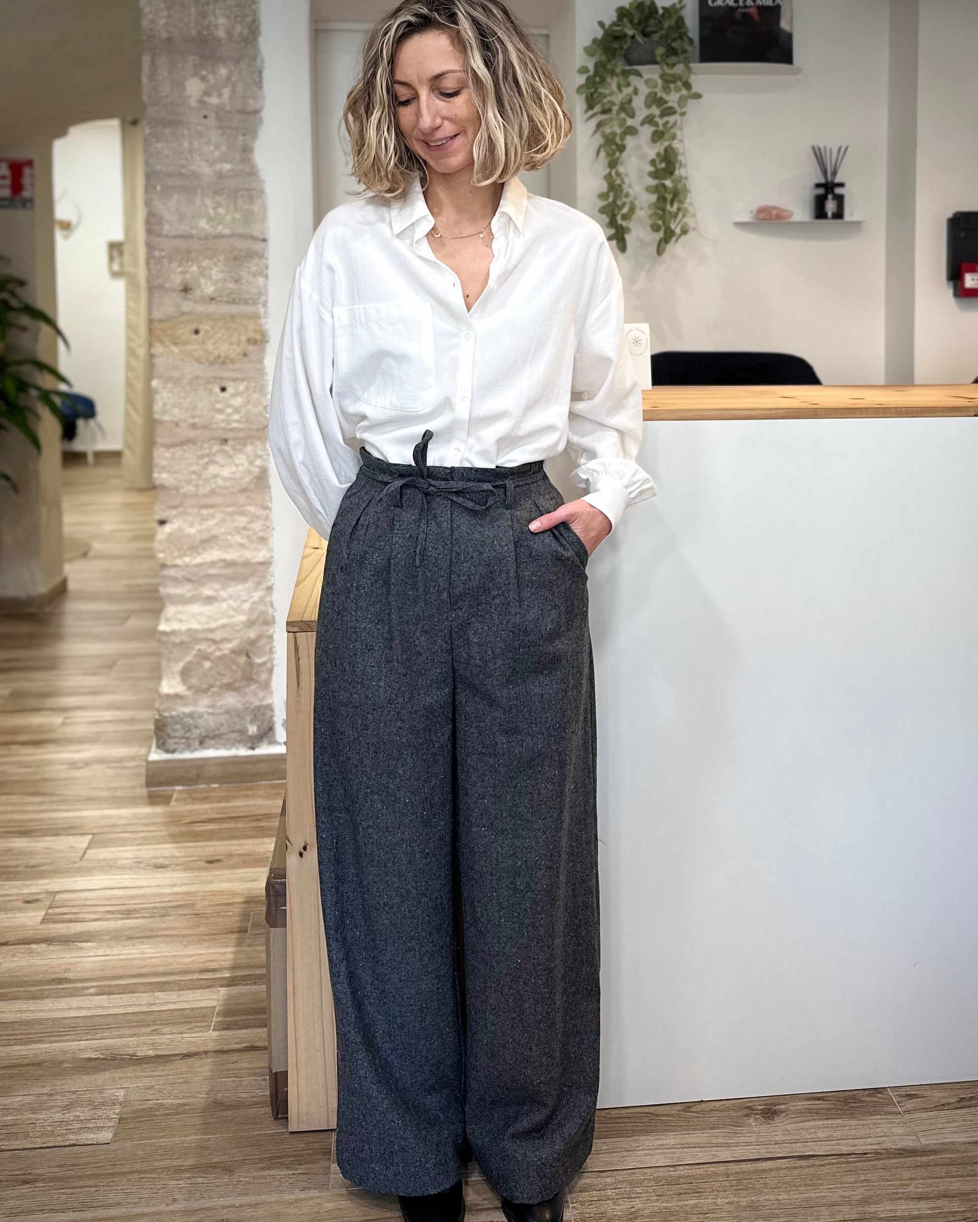 Femme portant un pantalon large gris en laine