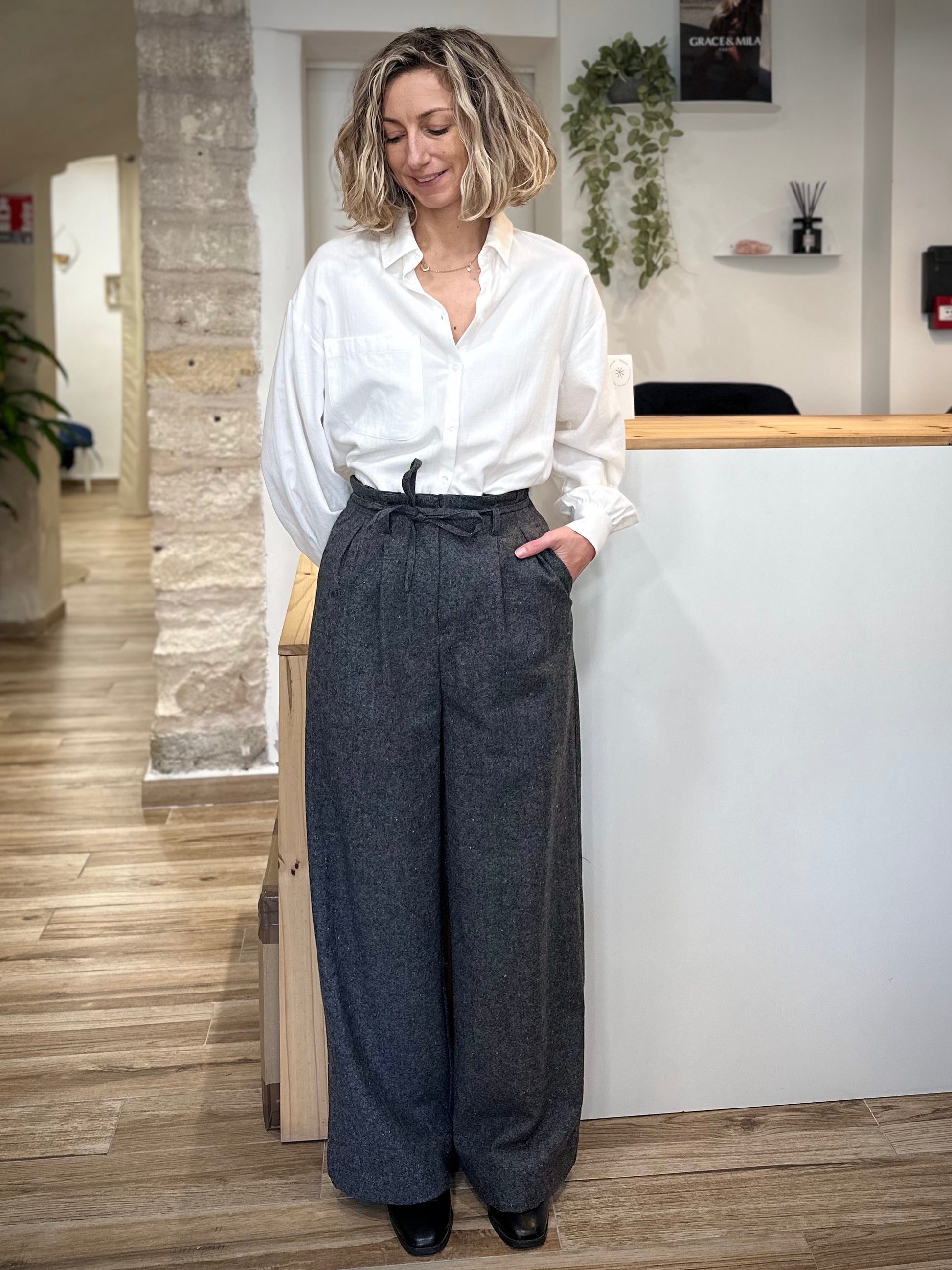 Femme portant un pantalon large gris en laine
