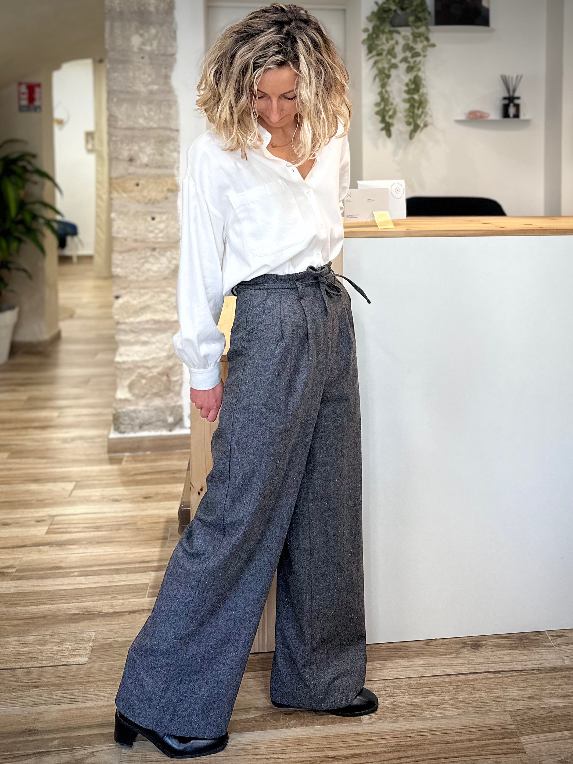 Tombé fluide d’un pantalon gris en laine