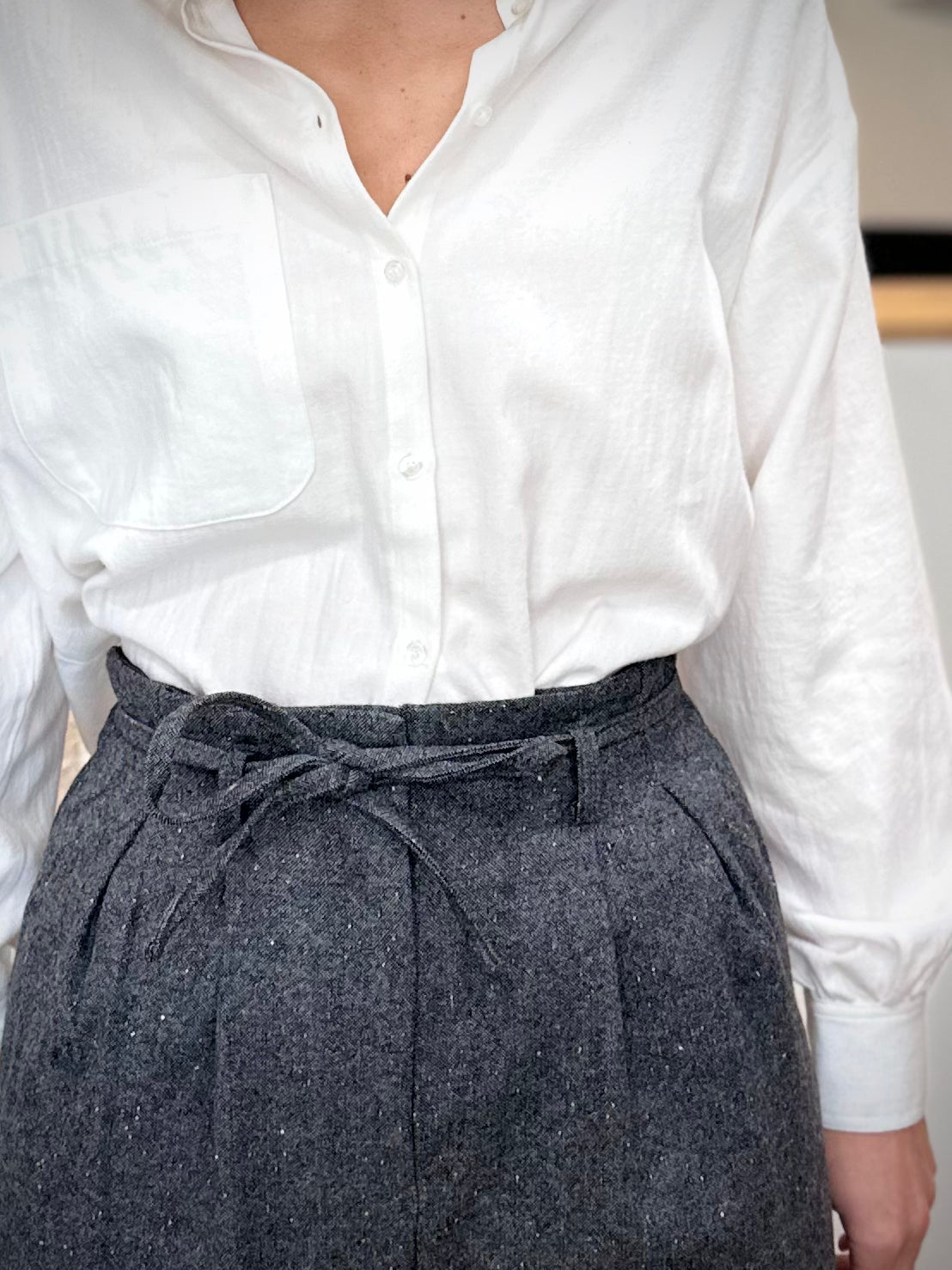 Détail du lien à nouer à la taille du pantalon