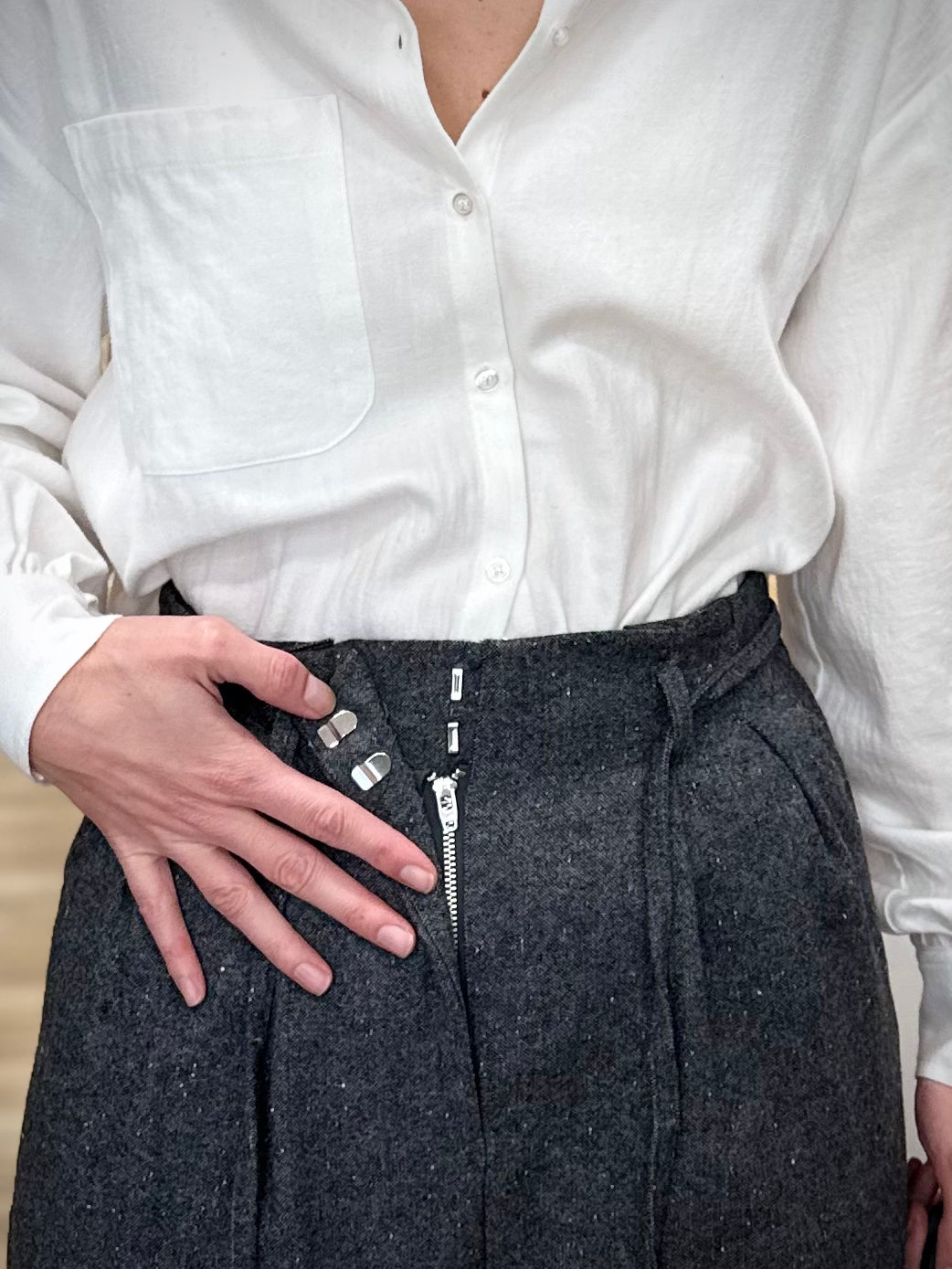 Vue rapprochée des plis à la taille du pantalon