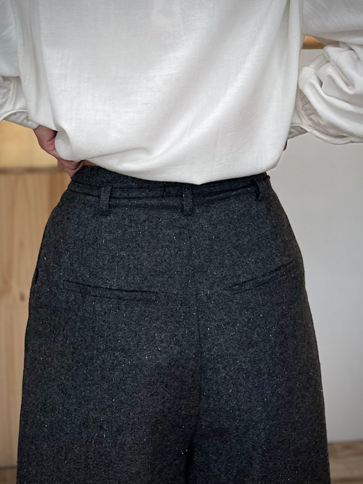 Détail des pinces au dos du pantalon