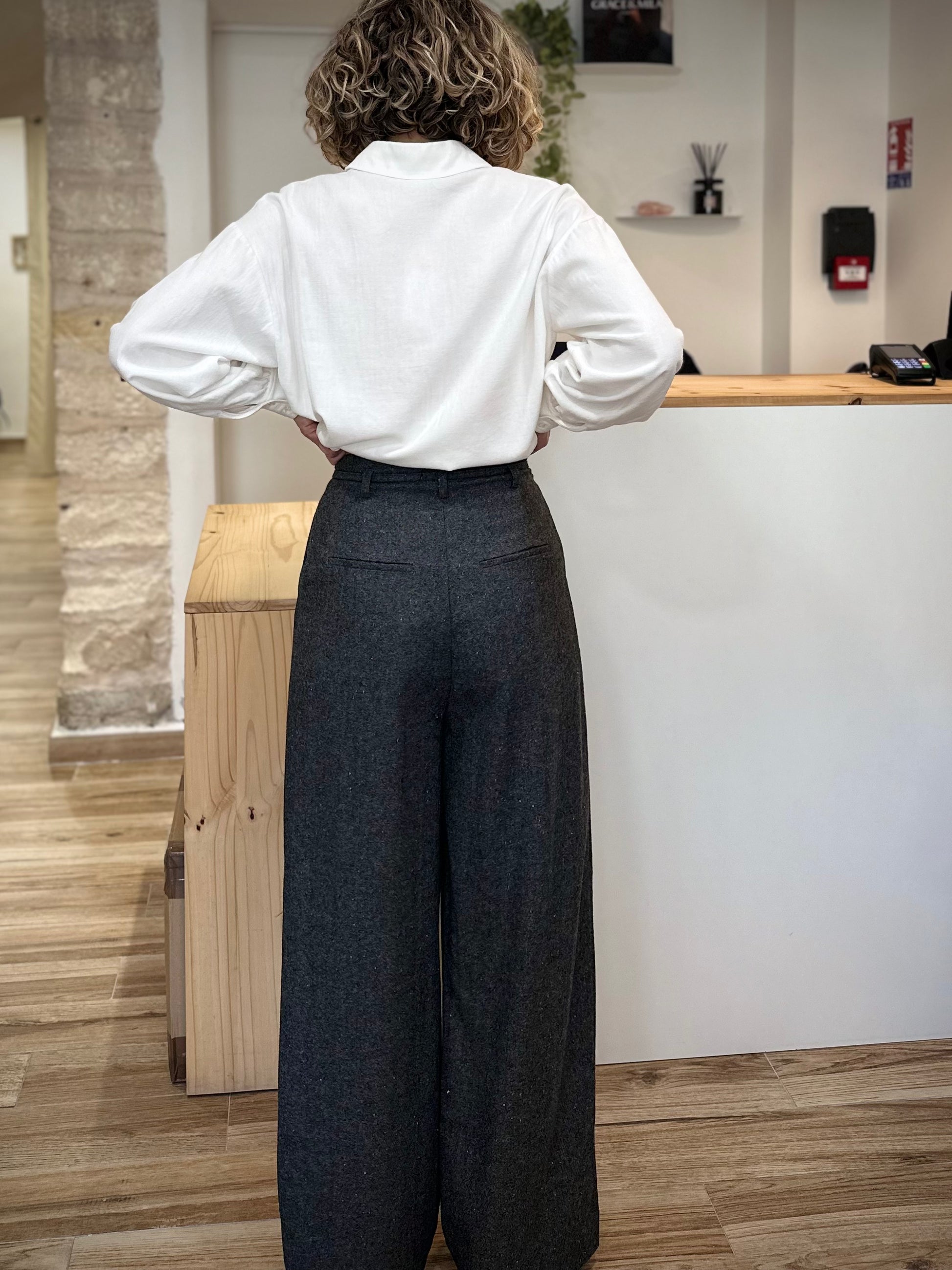 Zoom sur le tombé fluide du tissu laine de dos