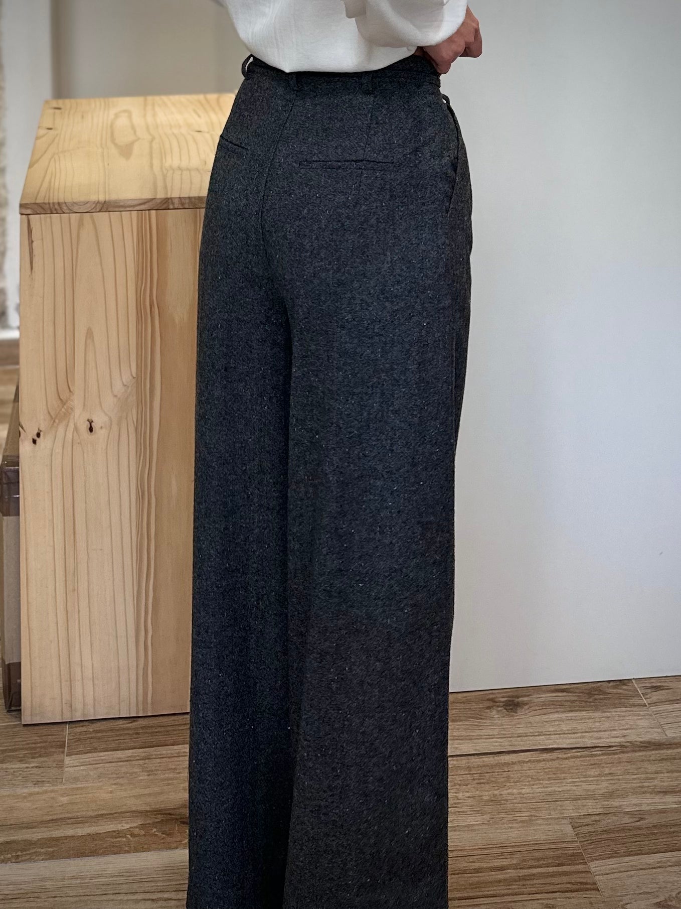 Pantalon gris femme style tailoring moderne de dos