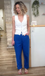 Femme portant pantalon ample bleu en coton 
