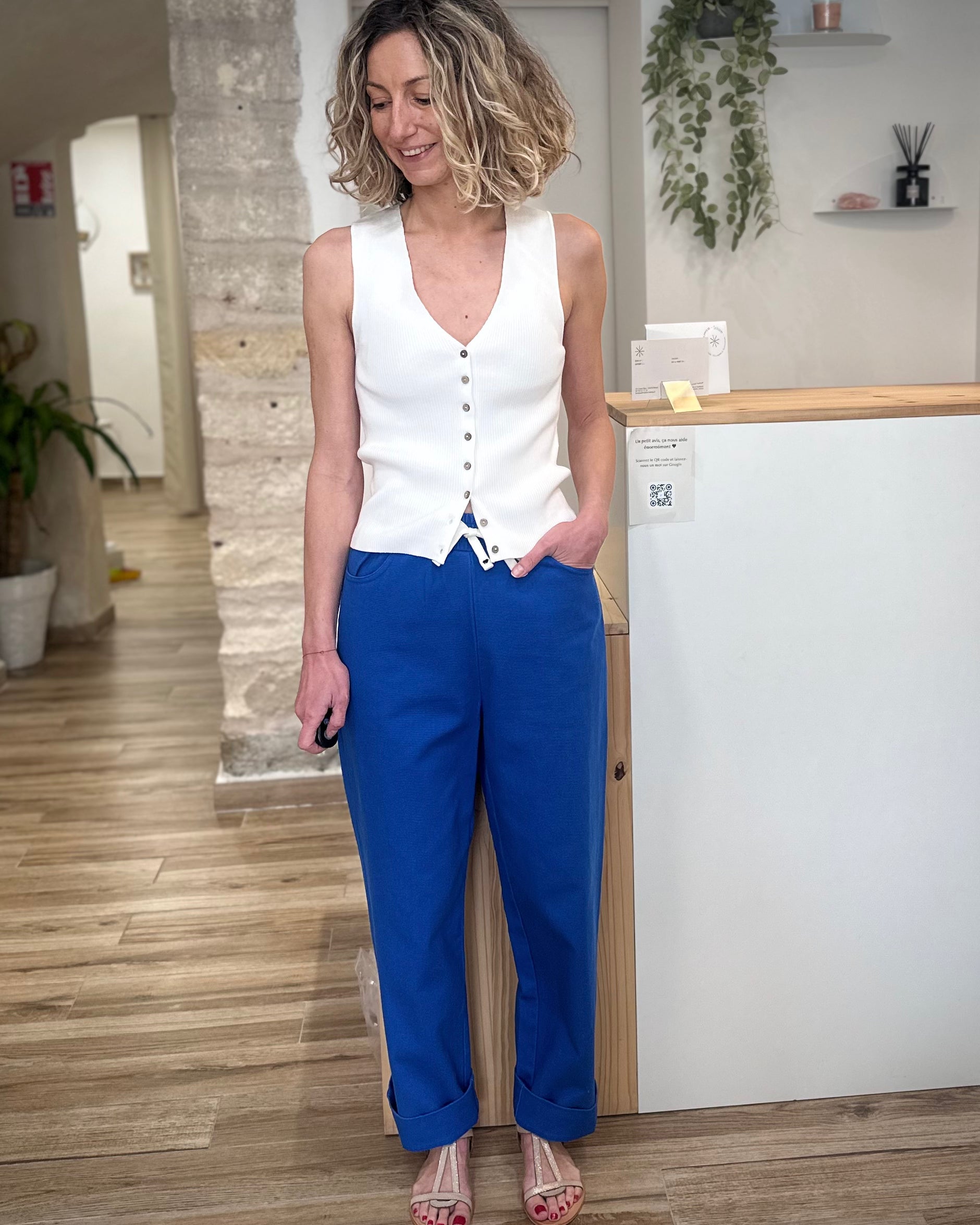 Femme portant pantalon ample bleu en coton 