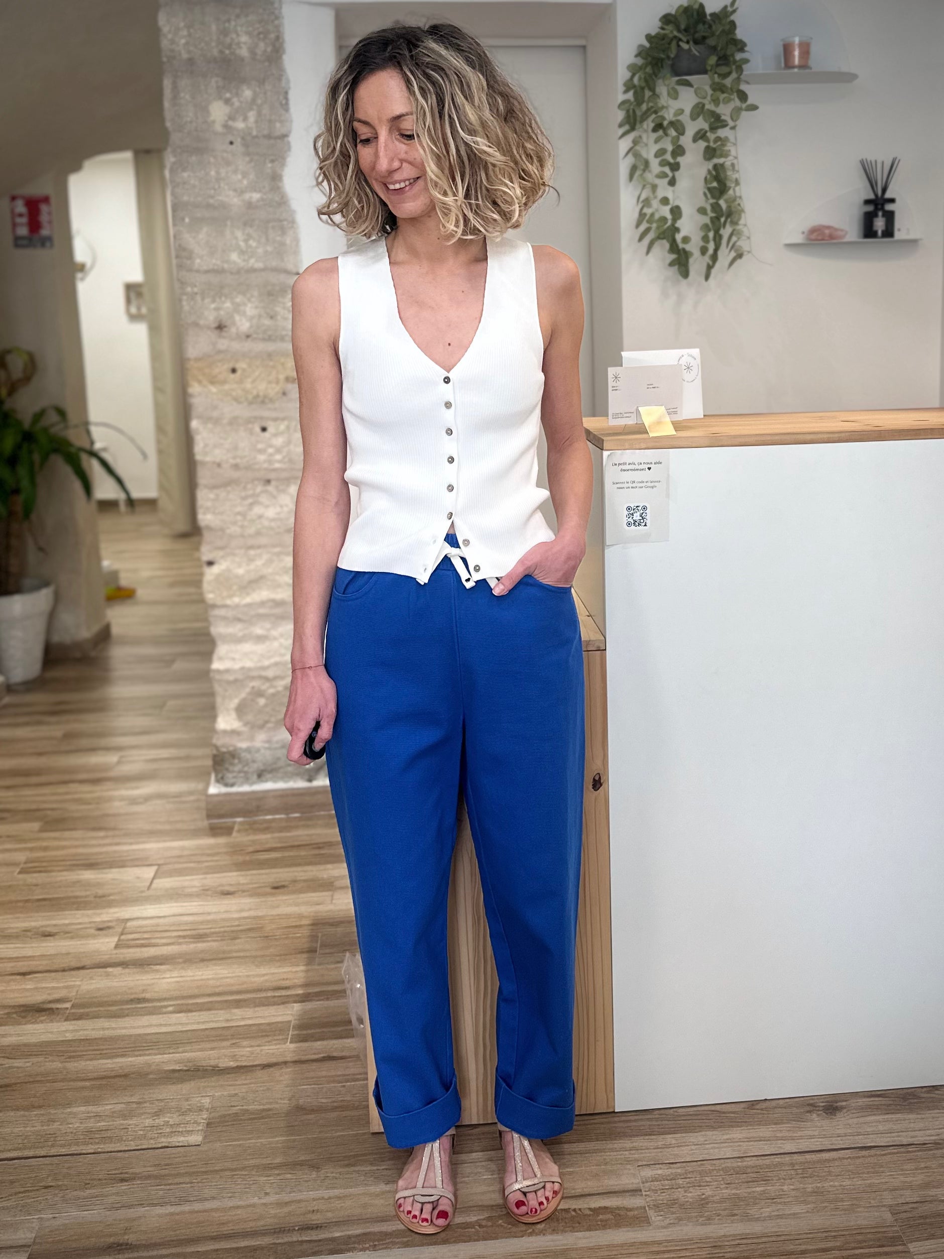 Femme portant pantalon ample bleu en coton 