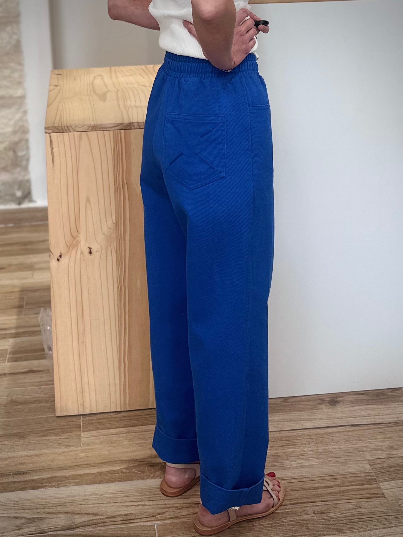 Pantalon casual chic bleu profond de dos