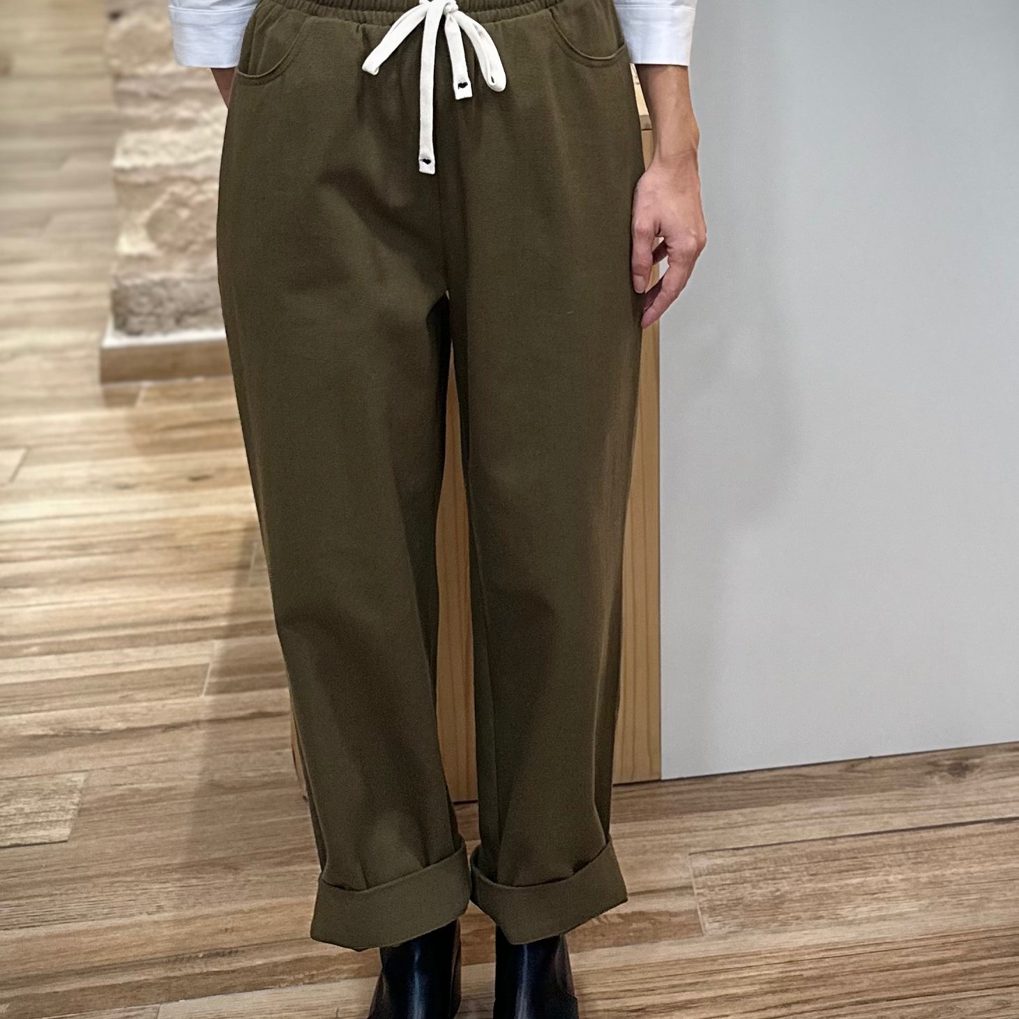 Look artistique et confortable avec pantalon ample femme