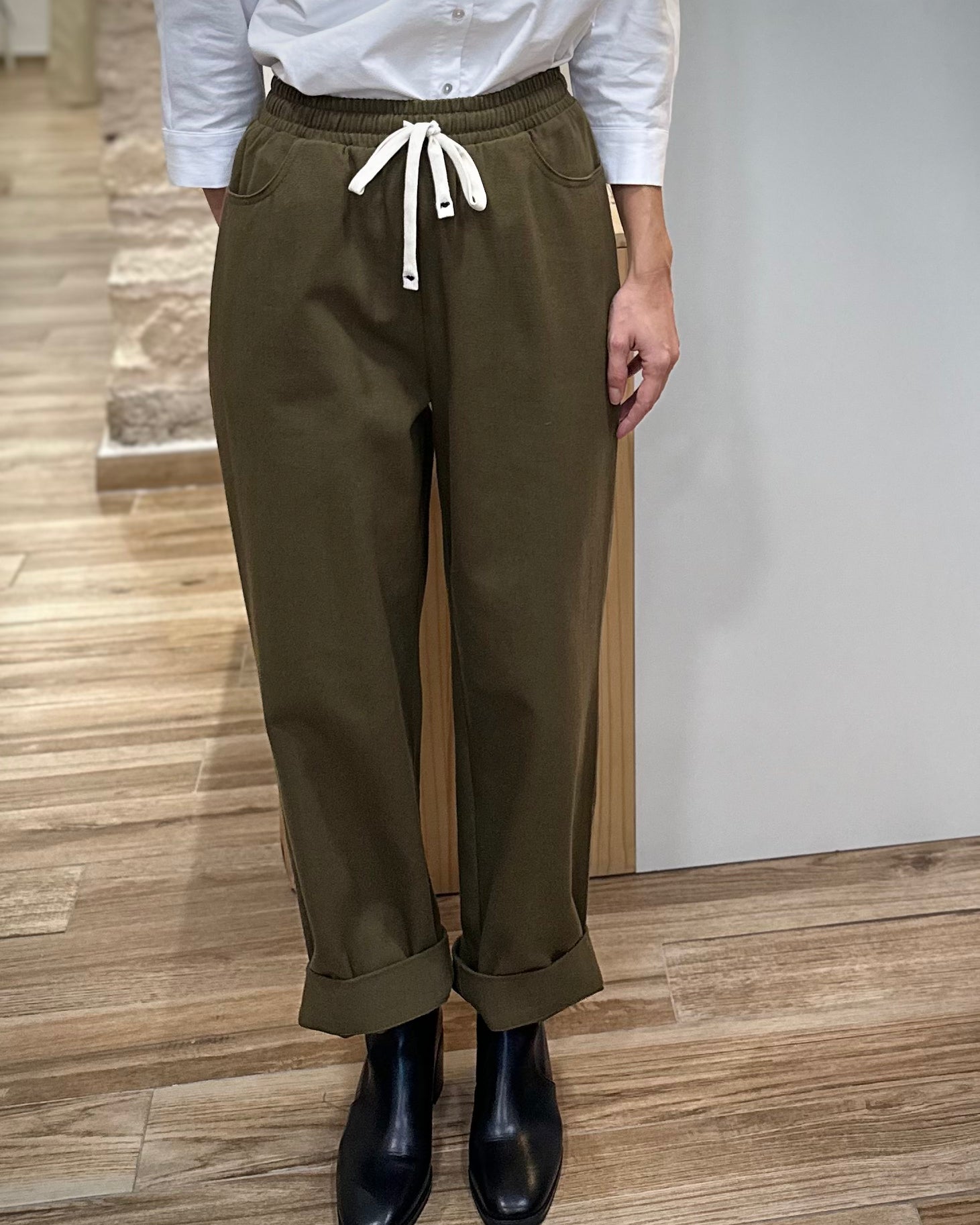 Look artistique et confortable avec pantalon ample femme