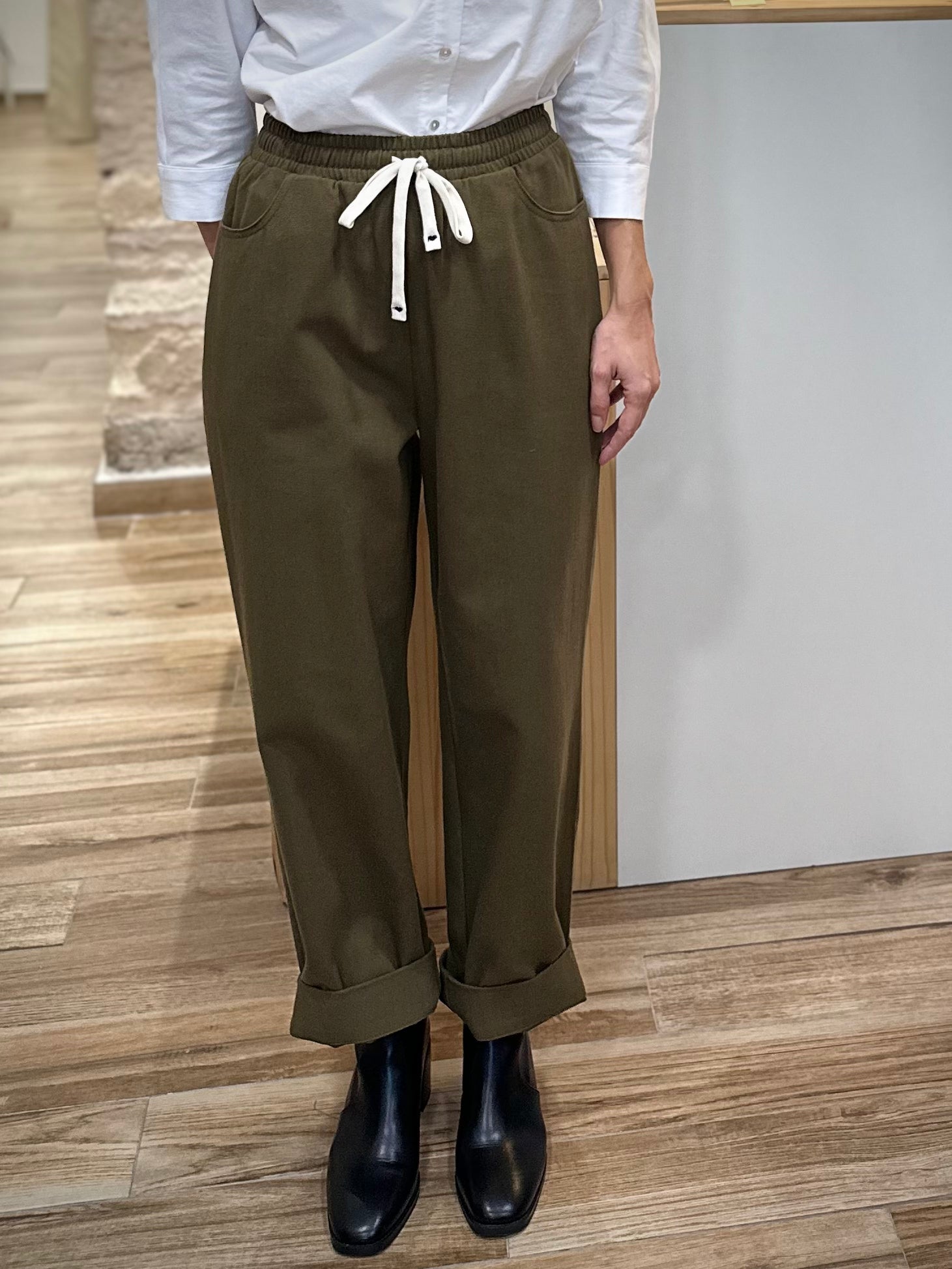 Look artistique et confortable avec pantalon ample femme