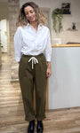 Femme portant un pantalon kaki ample en coton, vue de face