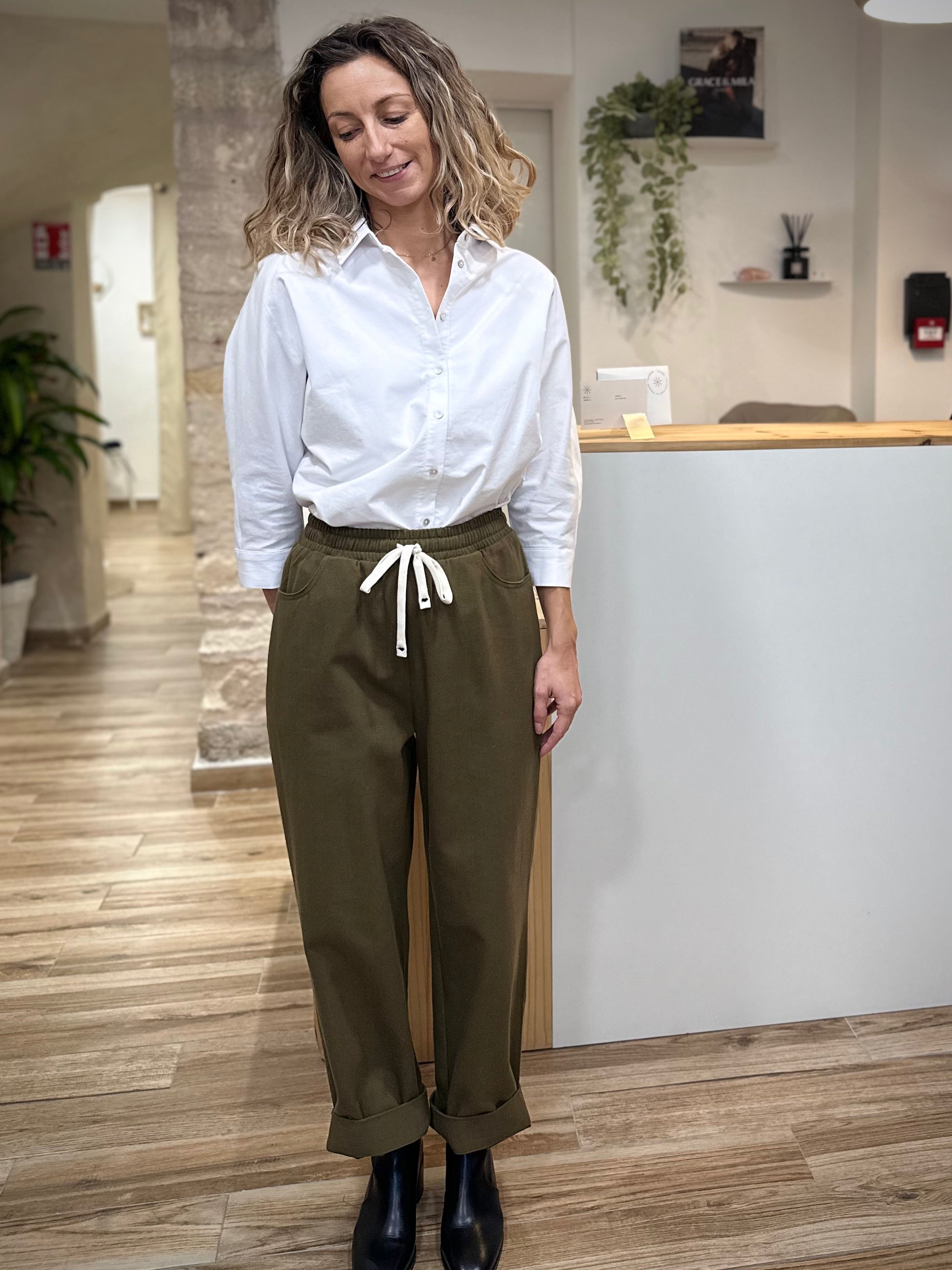 Femme portant un pantalon kaki ample en coton, vue de face
