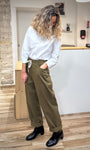Vue latérale du pantalon ample kaki en coton