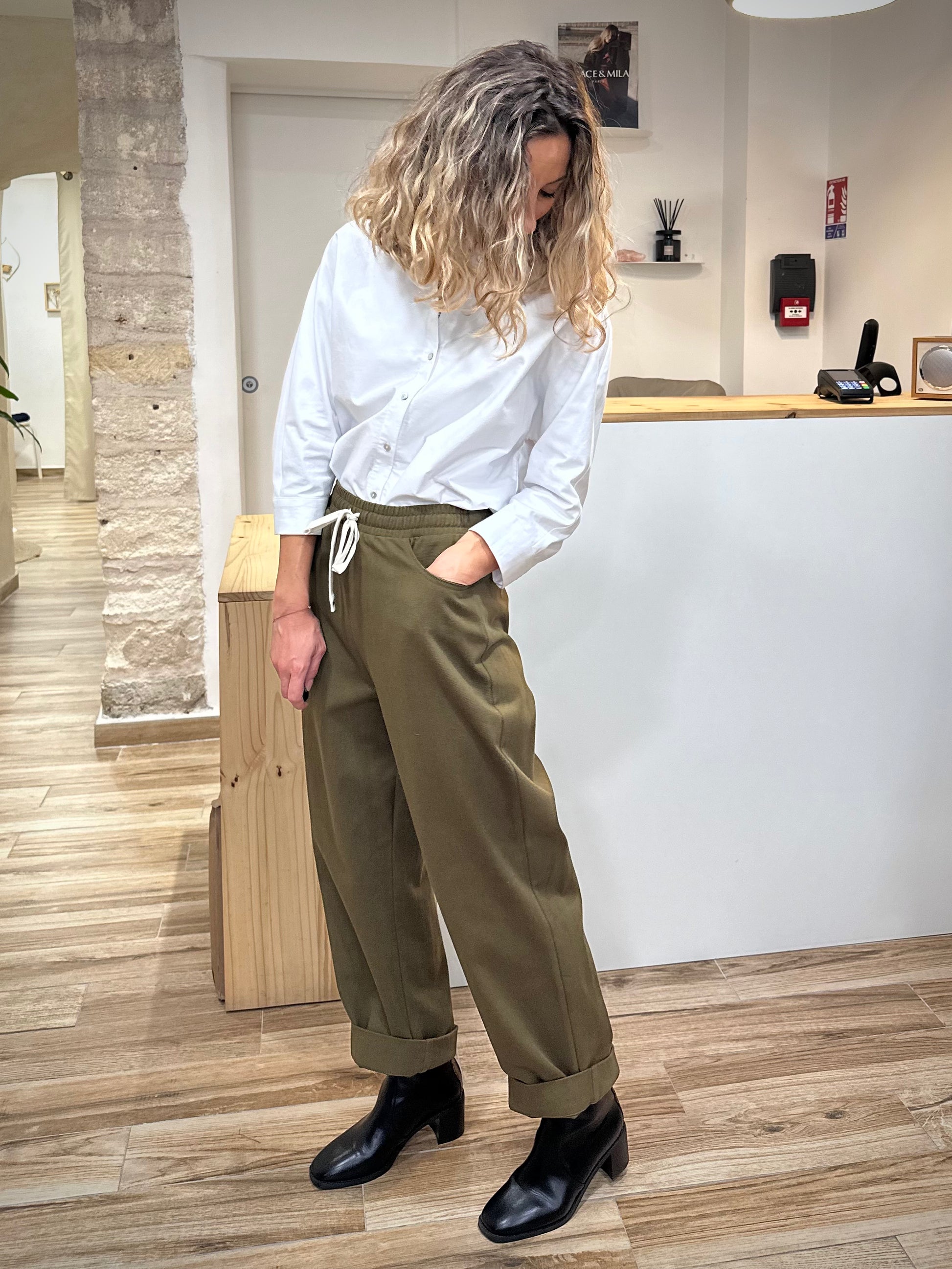 Vue latérale du pantalon ample kaki en coton