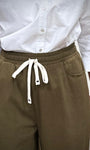 Détail de la taille élastiquée avec cordon du pantalon Primo