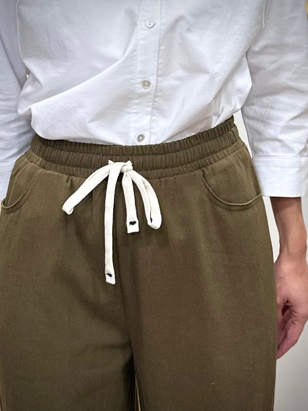 Détail de la taille élastiquée avec cordon du pantalon Primo
