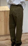 Vue arrière du pantalon avec poches plaquées et broderie