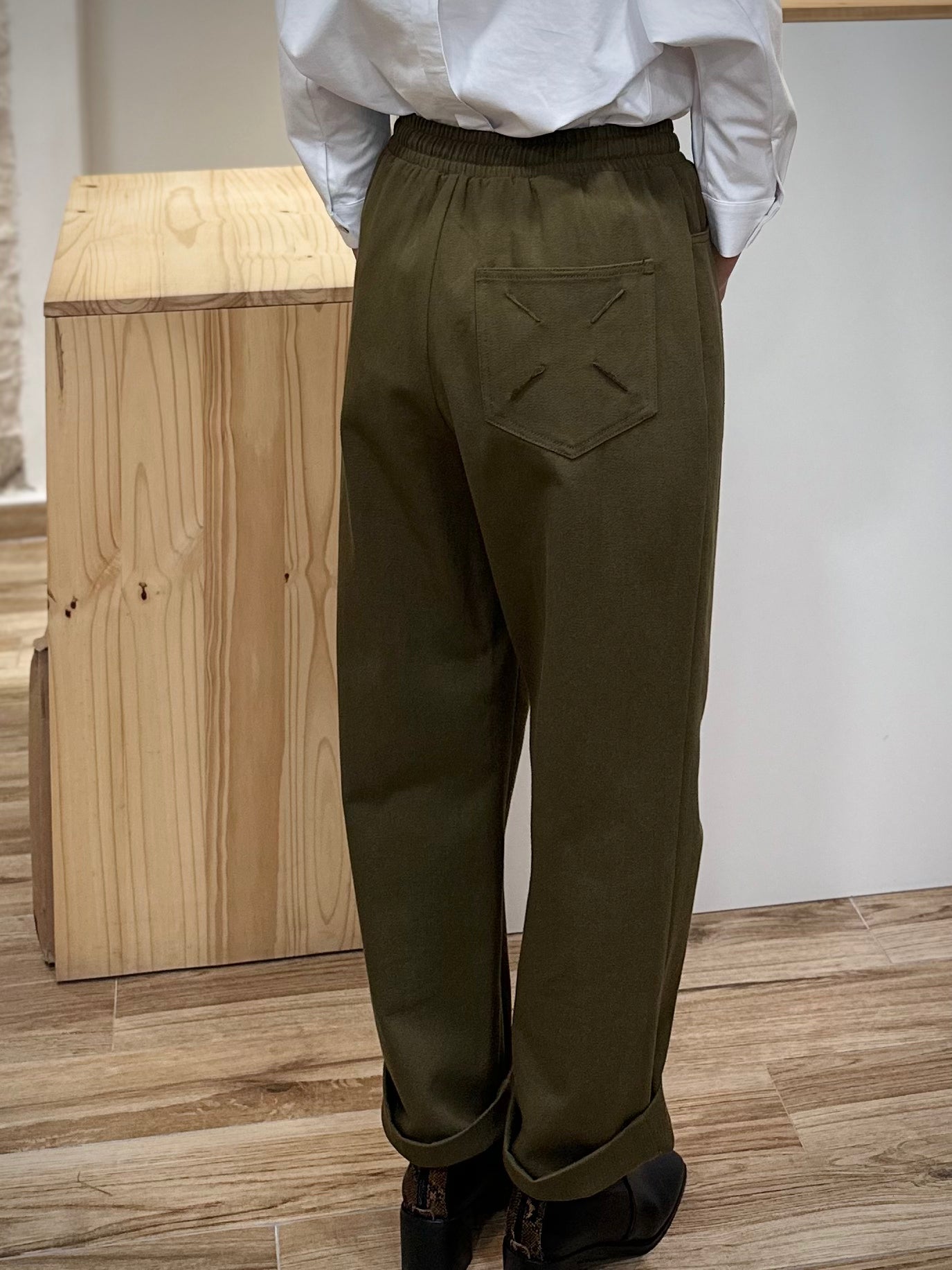 Vue arrière du pantalon avec poches plaquées et broderie