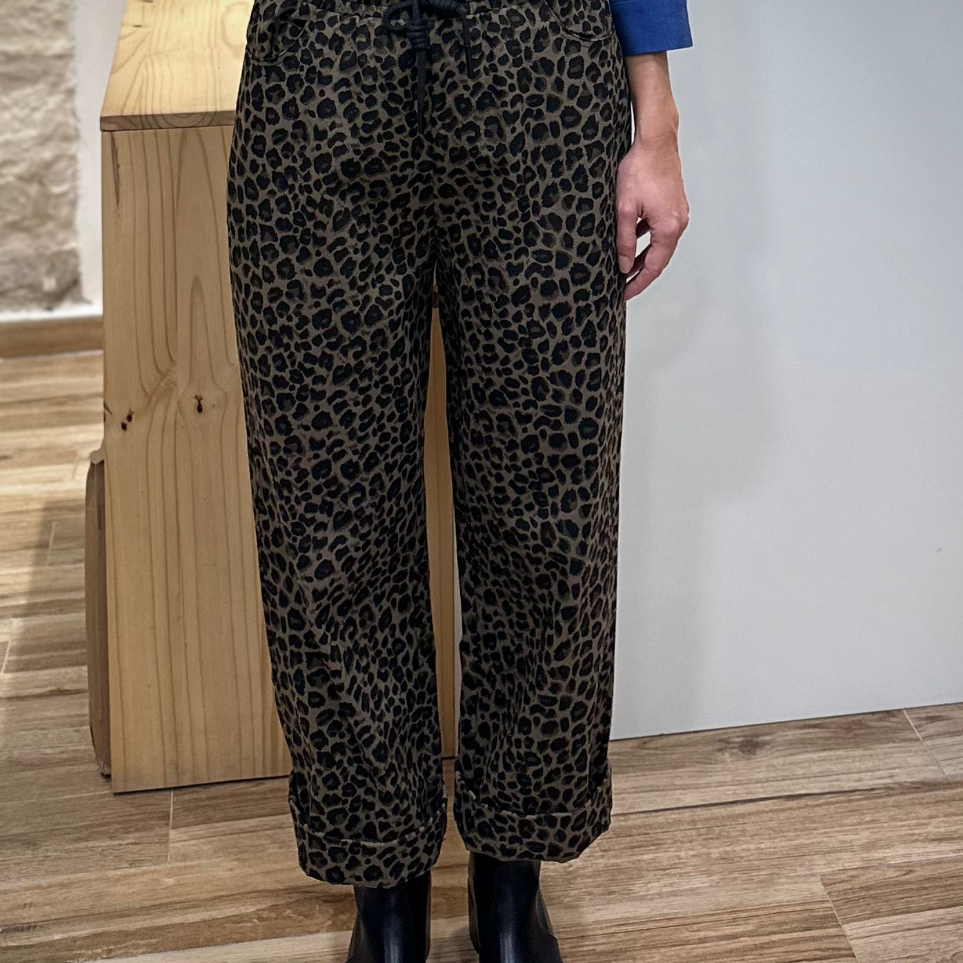 Coupe ample du pantalon imprimé léopard carbone portée par modèle