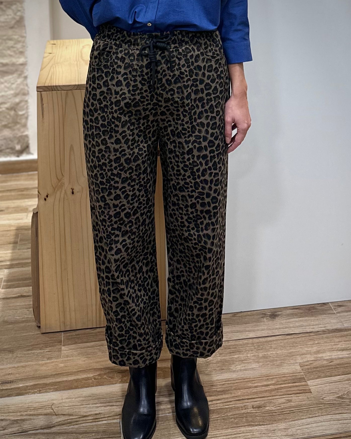 Coupe ample du pantalon imprimé léopard carbone portée par modèle