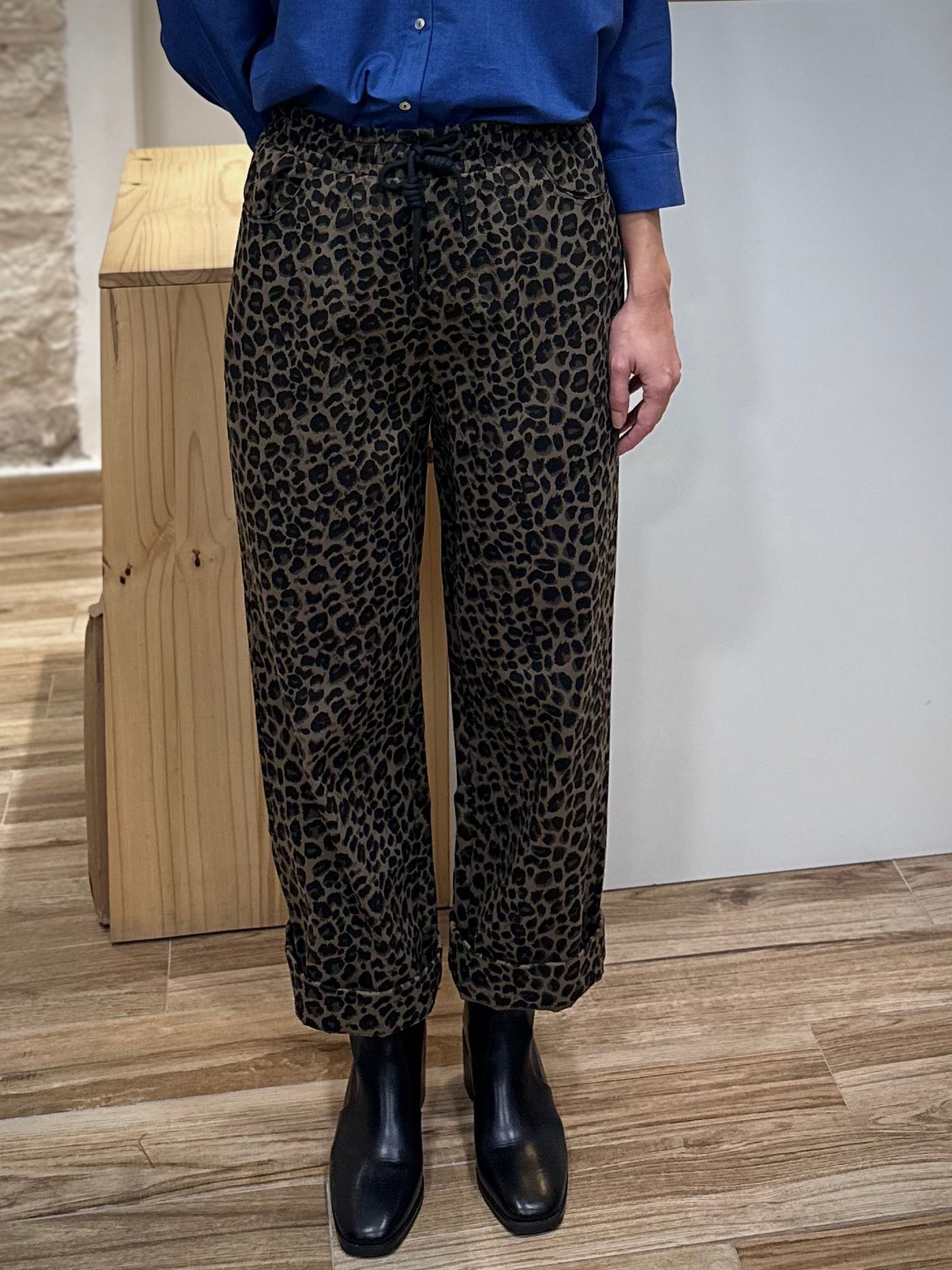 Coupe ample du pantalon imprimé léopard carbone portée par modèle
