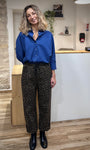 Femme portant un pantalon imprimé léopard carbone en coton, vue de face