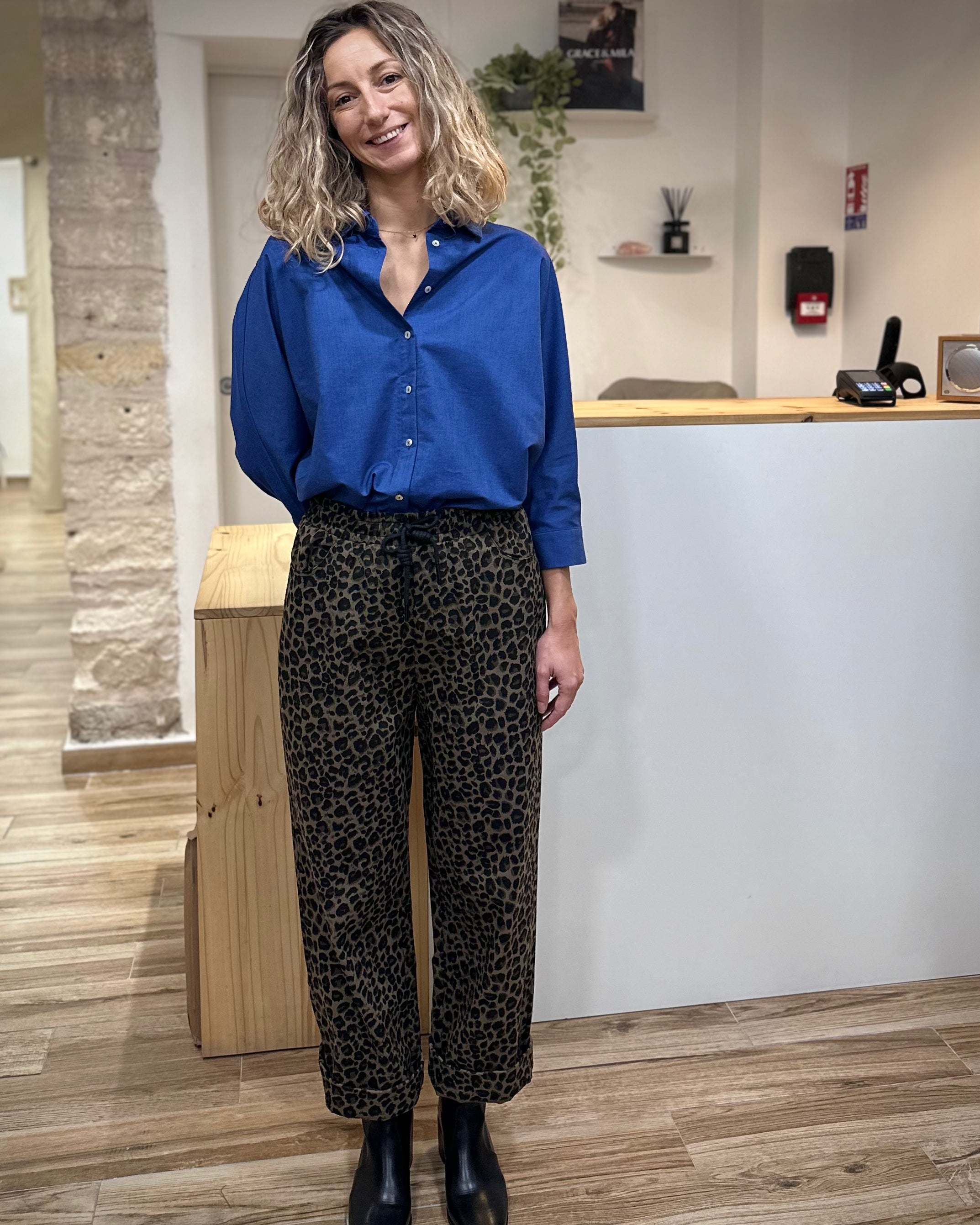 Femme portant un pantalon imprimé léopard carbone en coton, vue de face