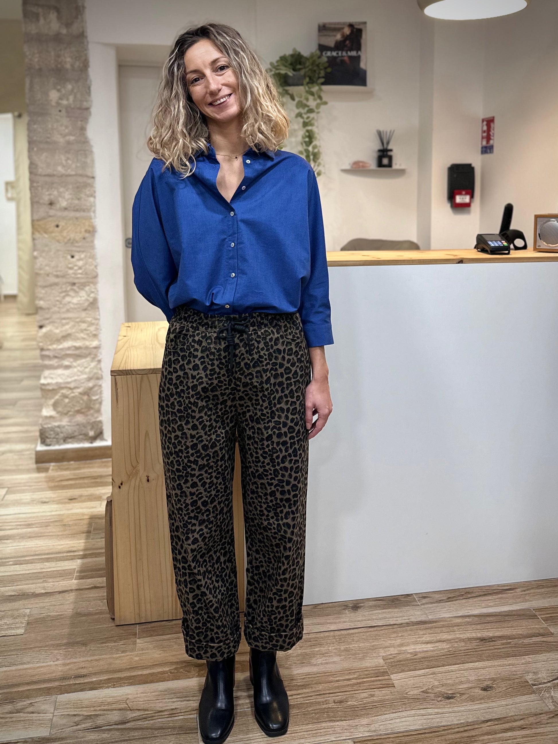 Femme portant un pantalon imprimé léopard carbone en coton, vue de face