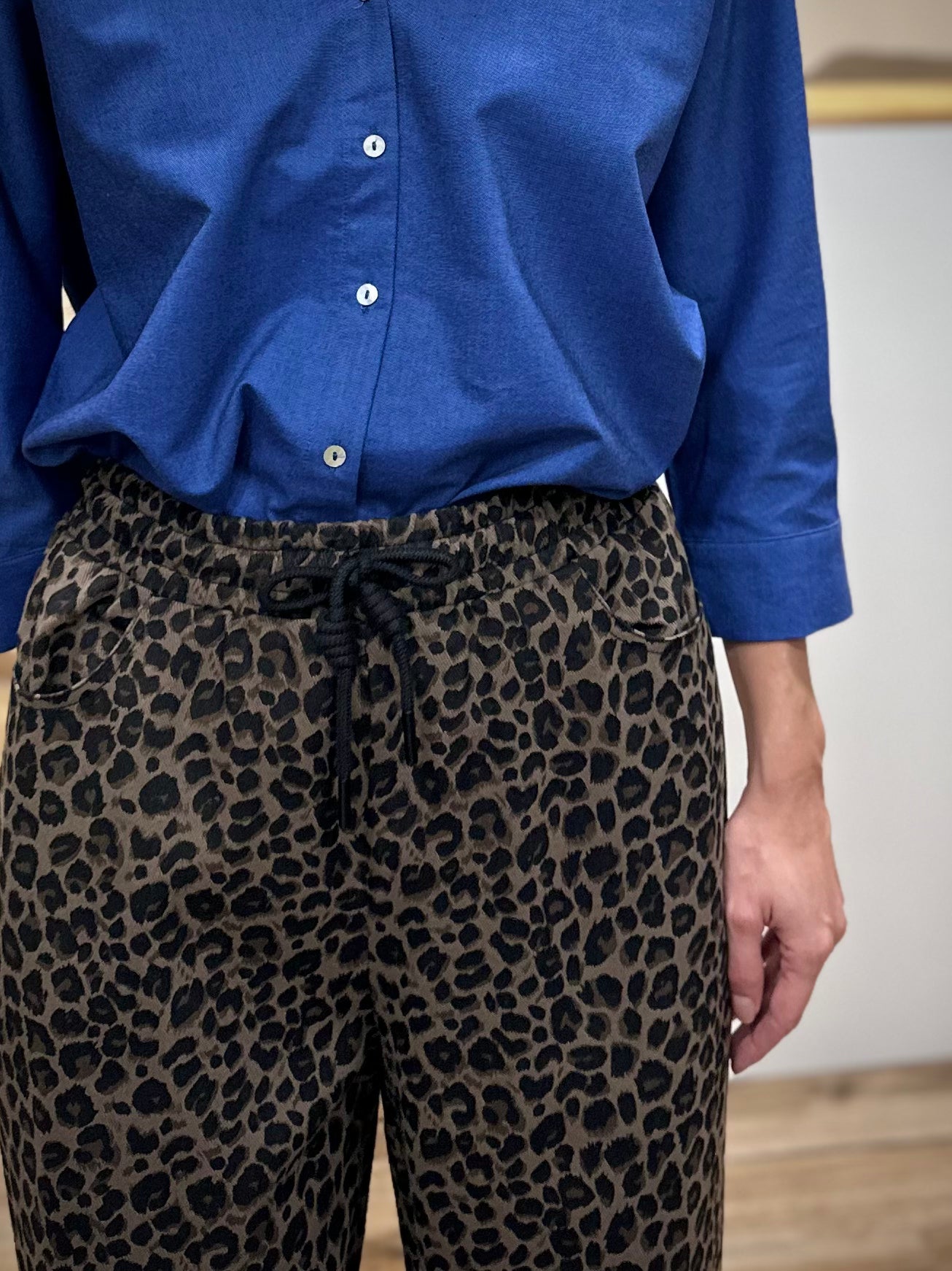 Détail du cordon noir de serrage du pantalon Primo