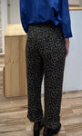 Vue arrière du pantalon avec poches plaquées et broderie croix