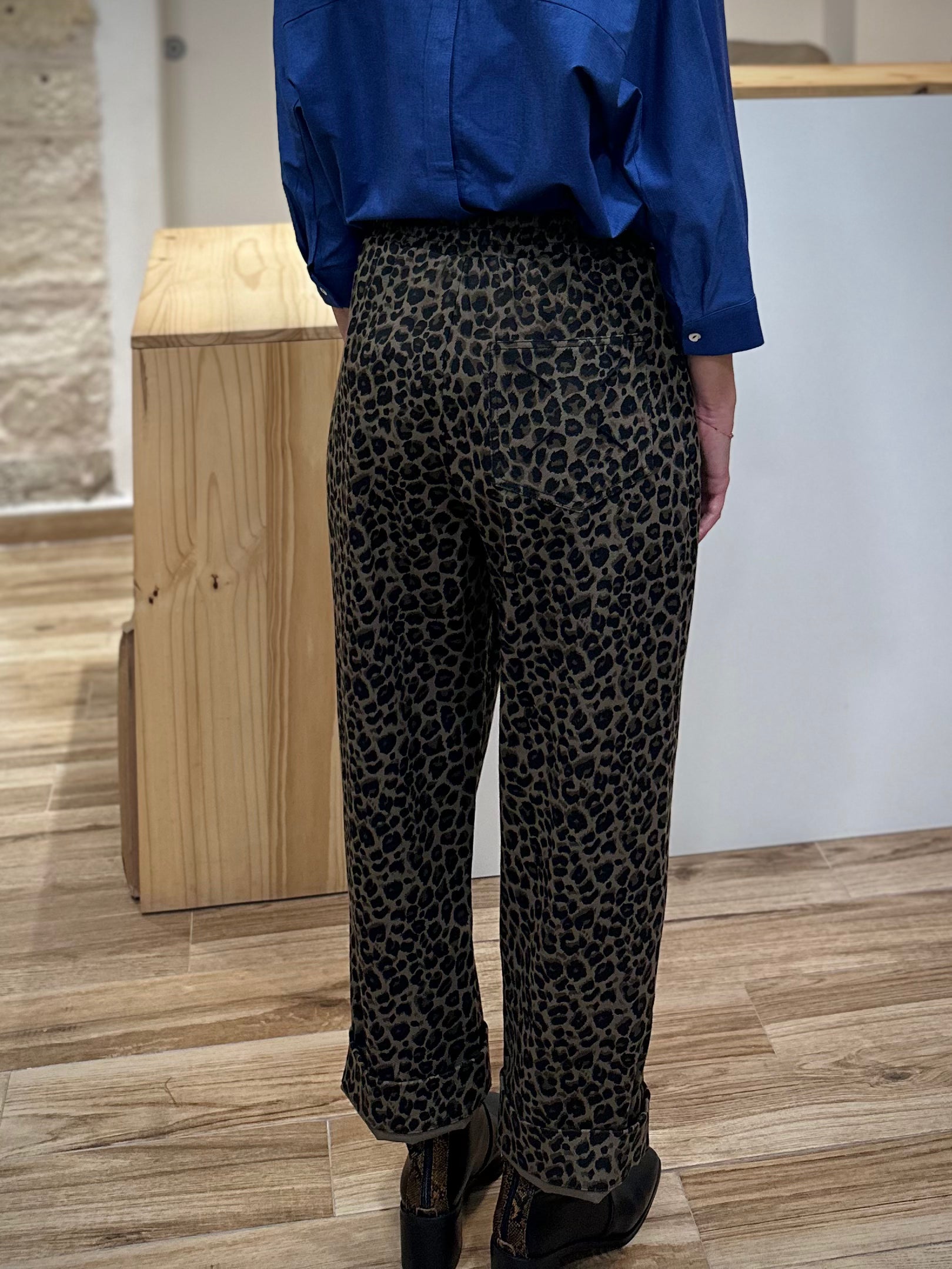 Vue arrière du pantalon avec poches plaquées et broderie croix