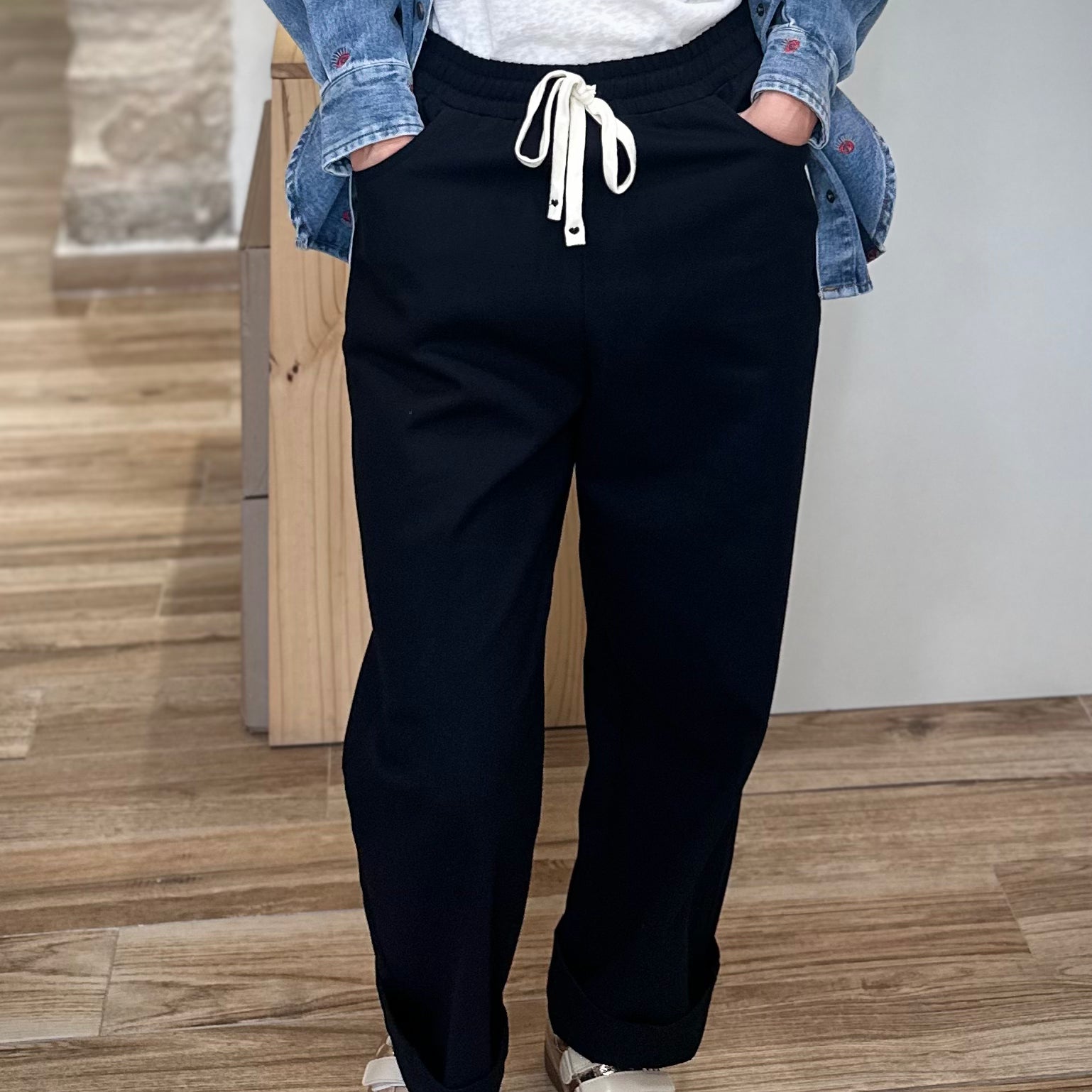 Pantalon ample noir coupe fluide casual chic