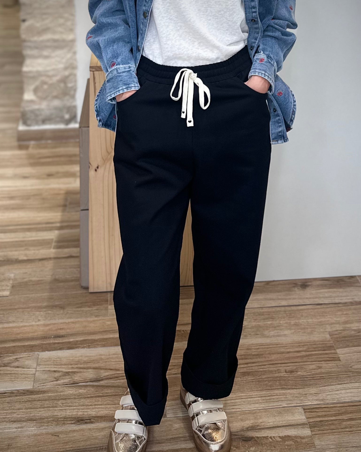 Pantalon ample noir coupe fluide casual chic