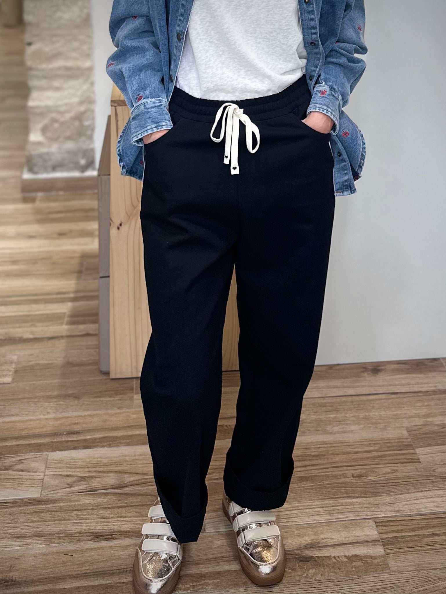 Pantalon ample noir coupe fluide casual chic