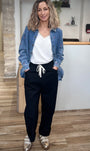 Femme portant un pantalon ample noir en coton taille haute