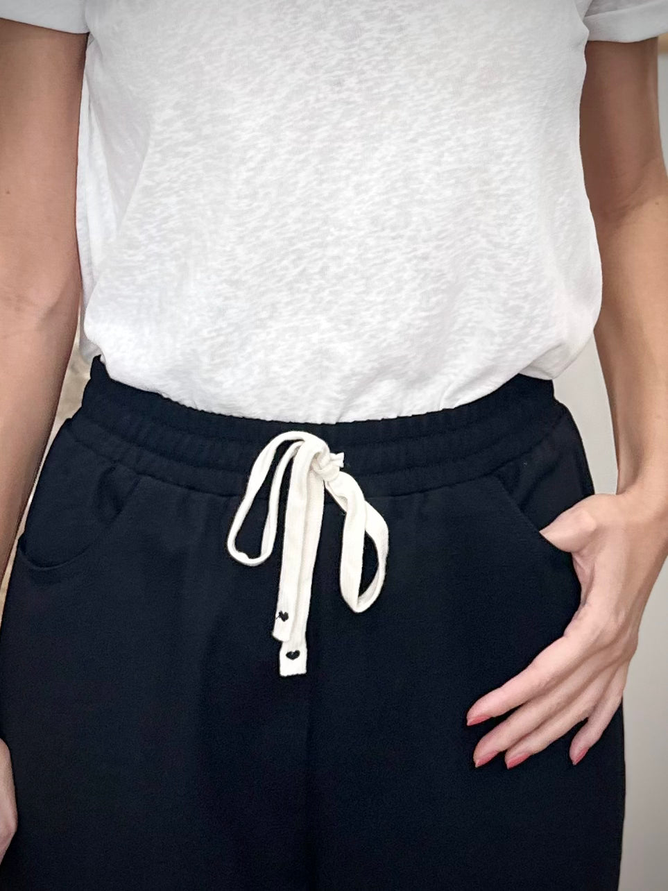 Détail de la taille élastiquée avec cordon d’un pantalon noir