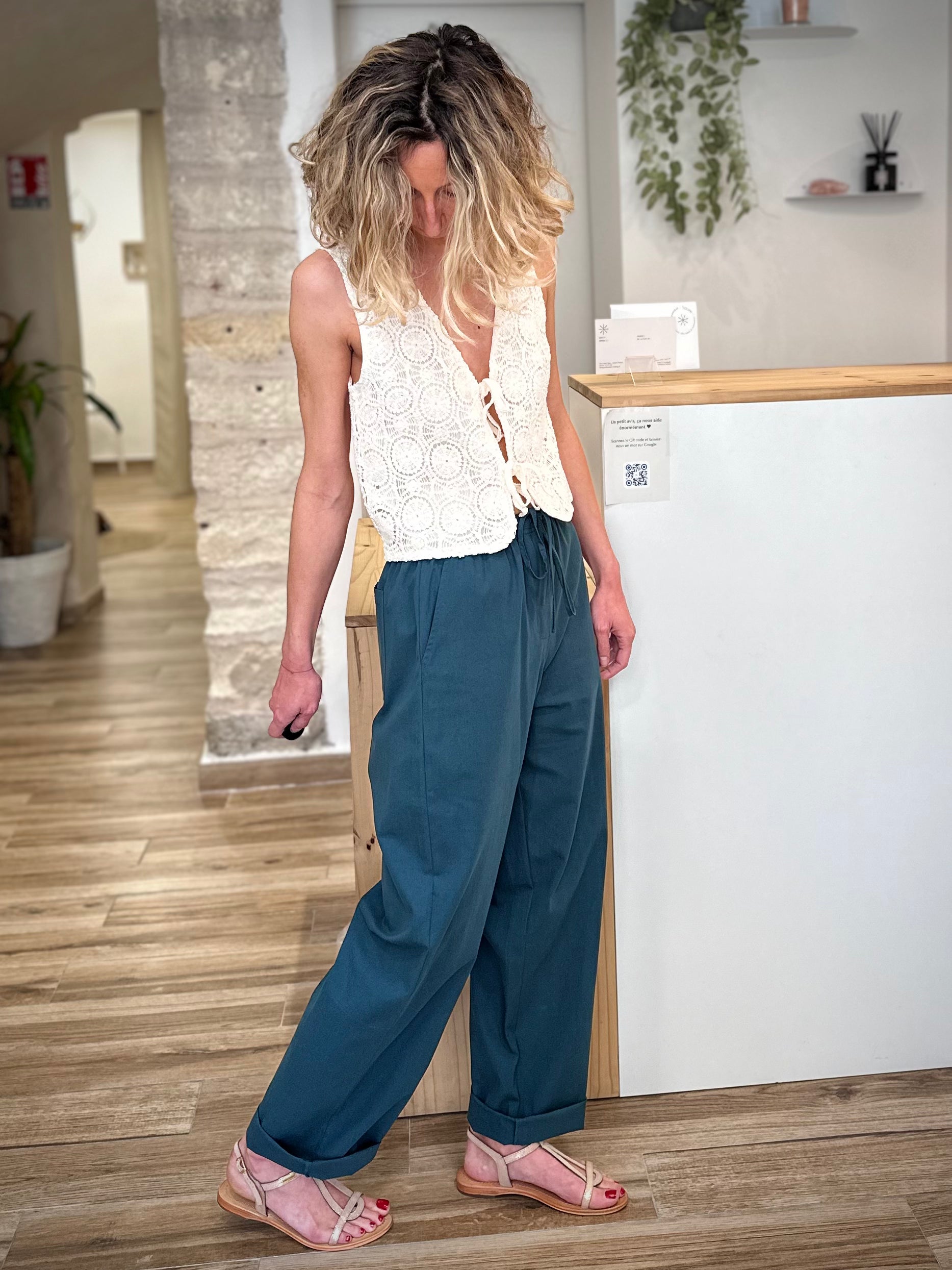 Femme portant un pantalon coton émeraude coupe droite 