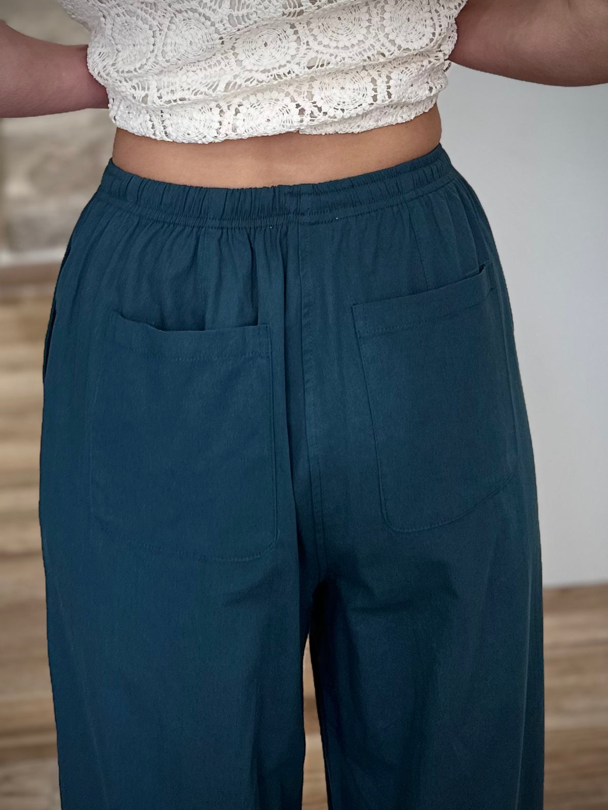 Pantalon femme avec poches plaquées au dos 