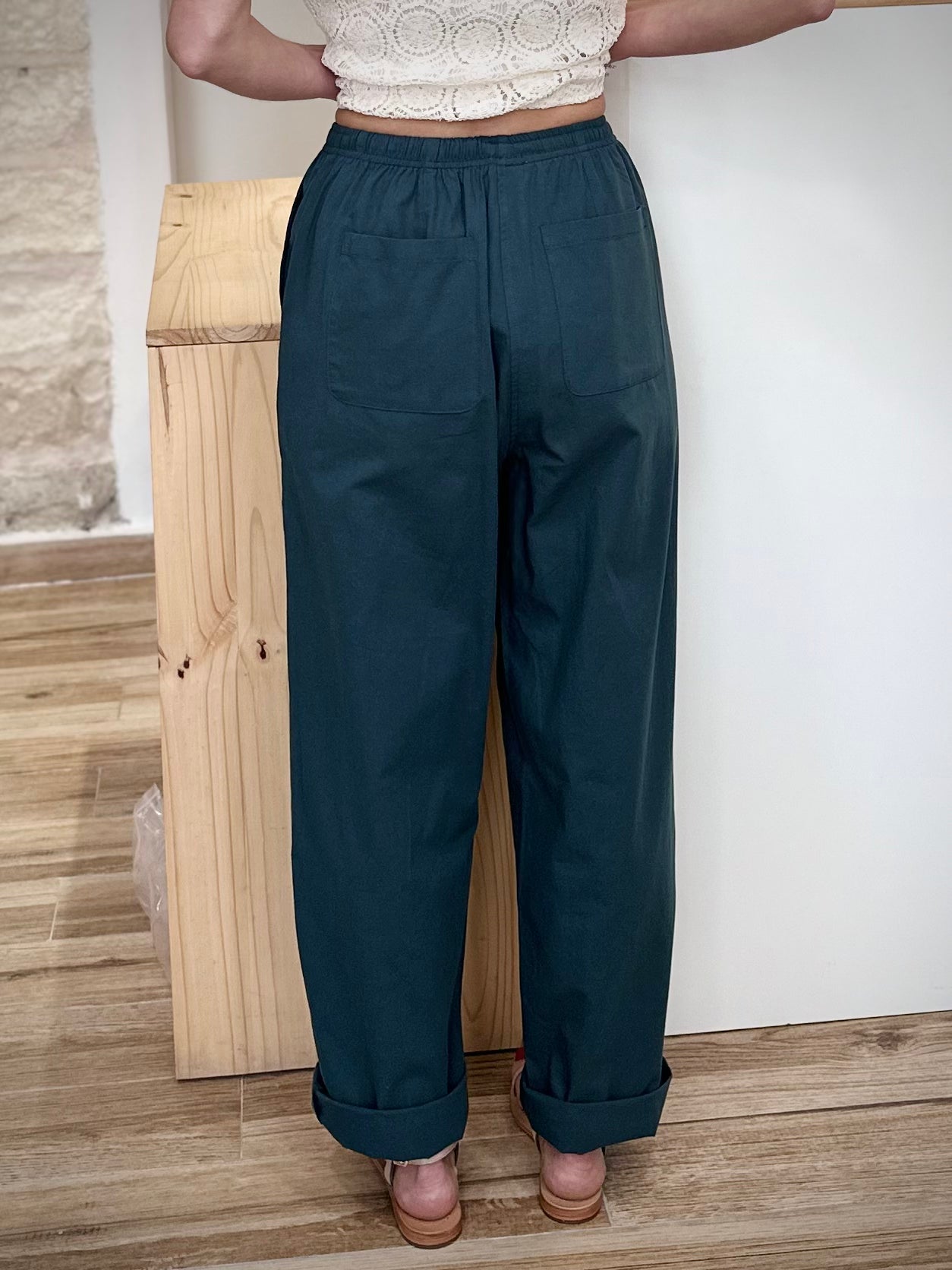 Pantalon basique chic femme coupe droite de dos