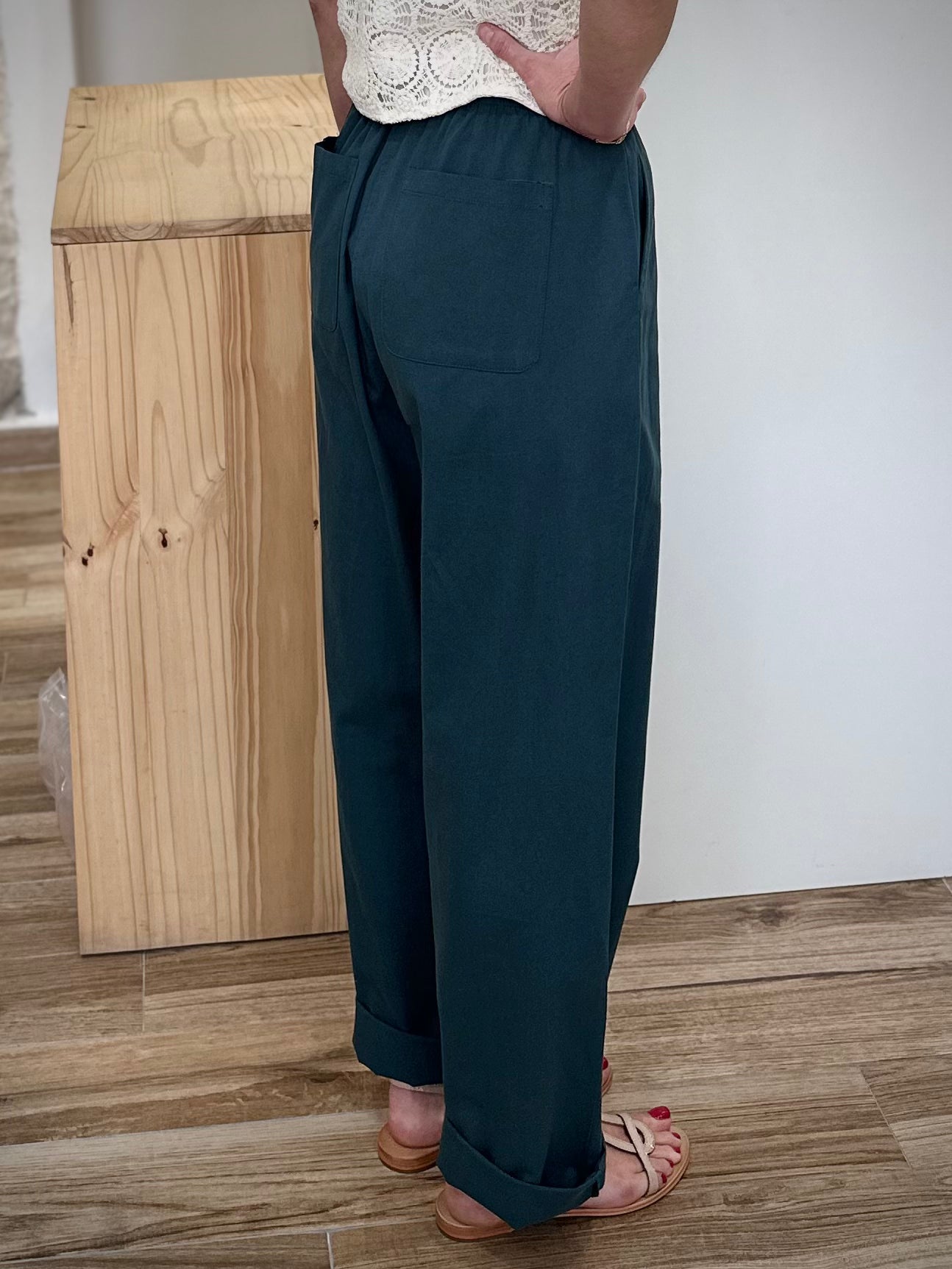 Pantalon long femme couleur émeraude de profil 