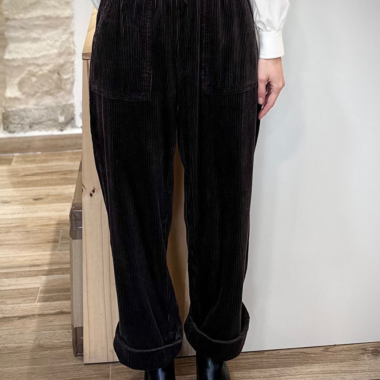 Pantalon chocolat velours côtelé avec poches avant visibles