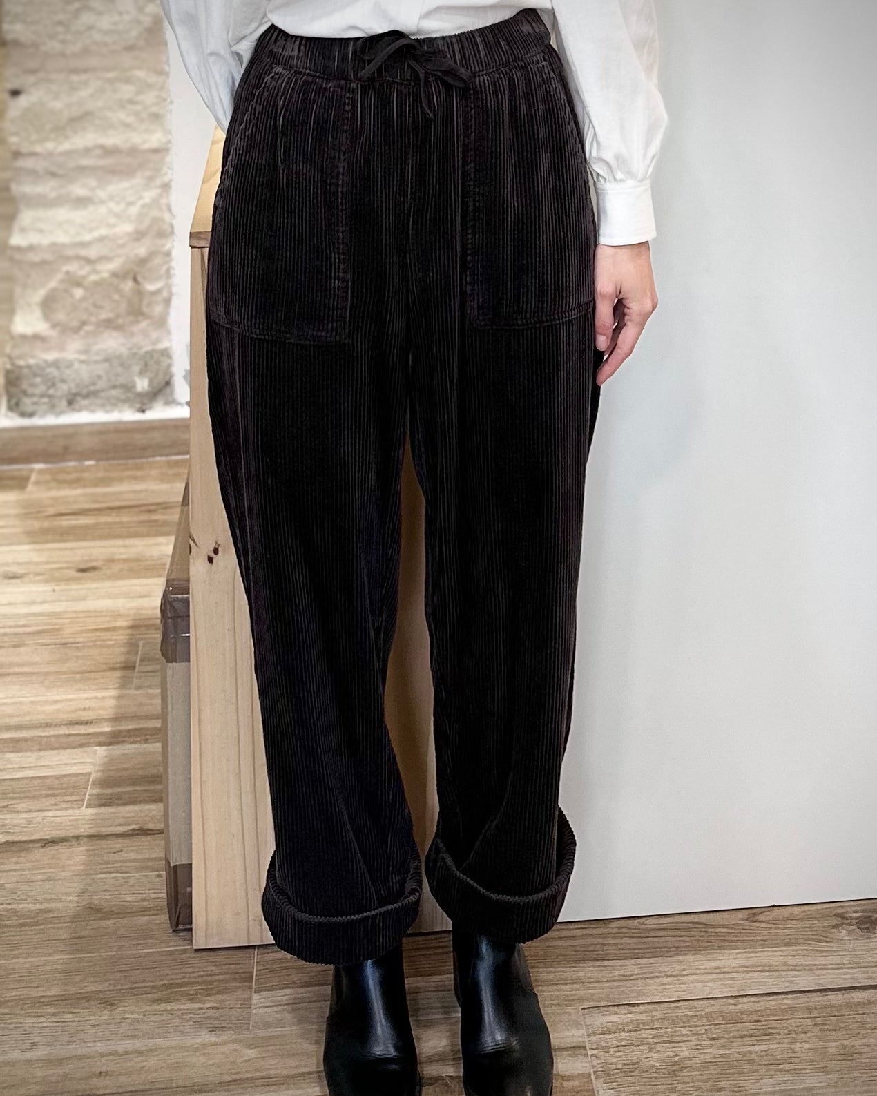 Pantalon chocolat velours côtelé avec poches avant visibles