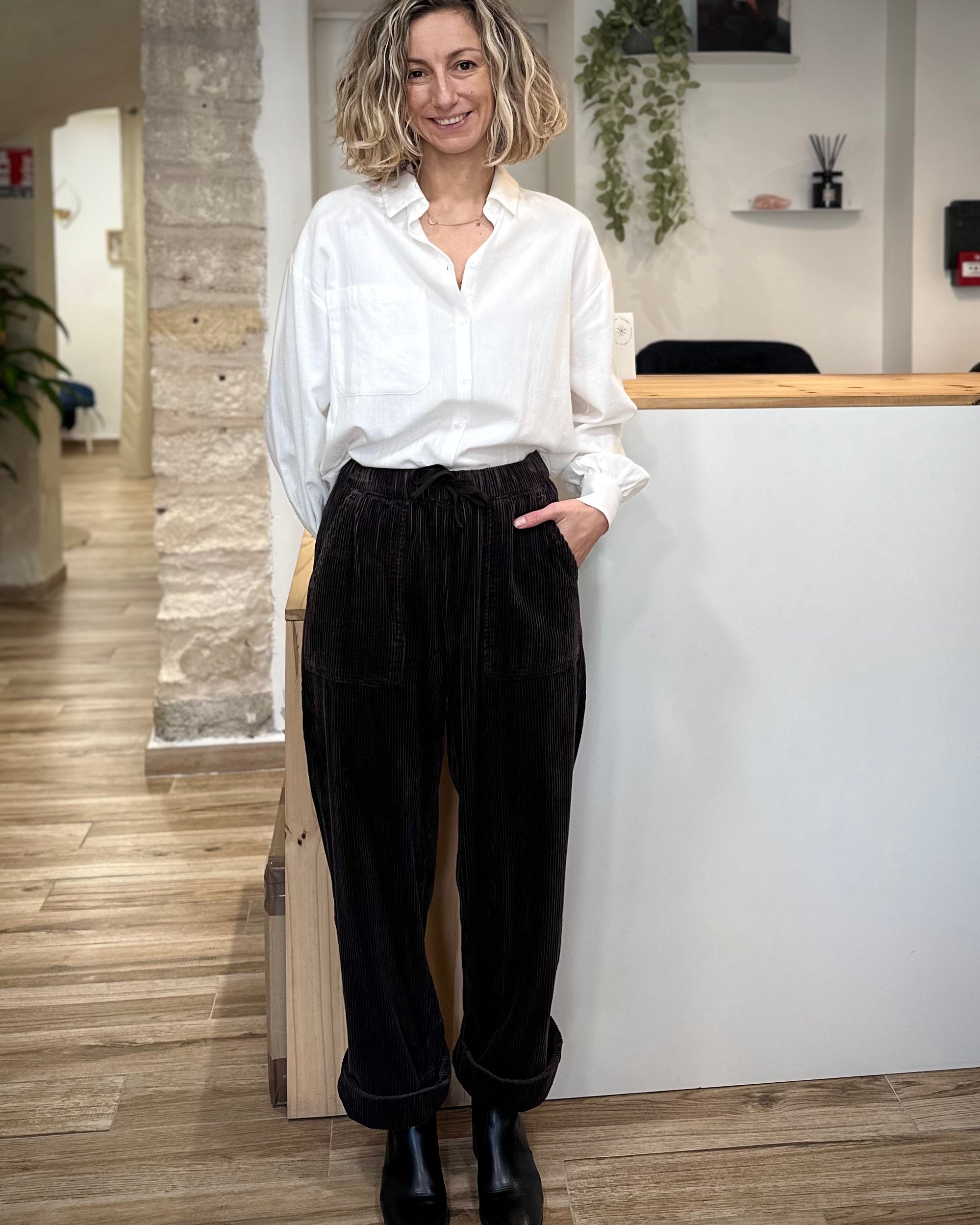 Femme portant un pantalon en velours côtelé chocolat coupe ample