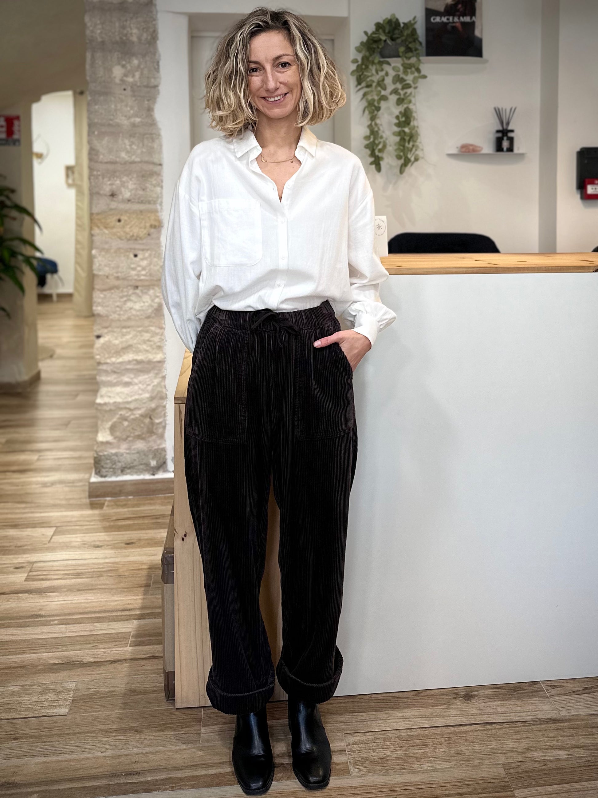 Femme portant un pantalon en velours côtelé chocolat coupe ample