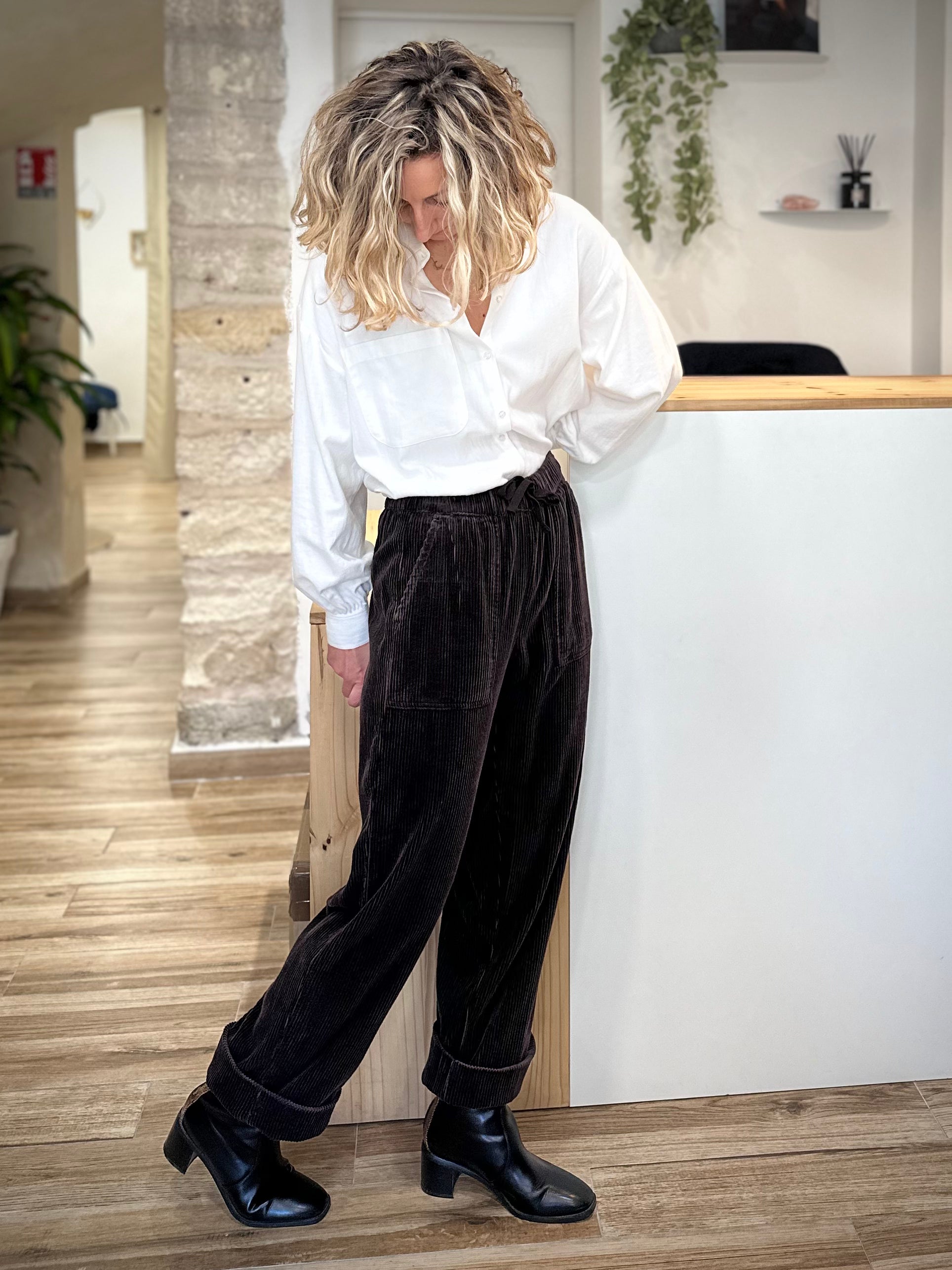 Pantalon large en velours porté avec chemise blanche