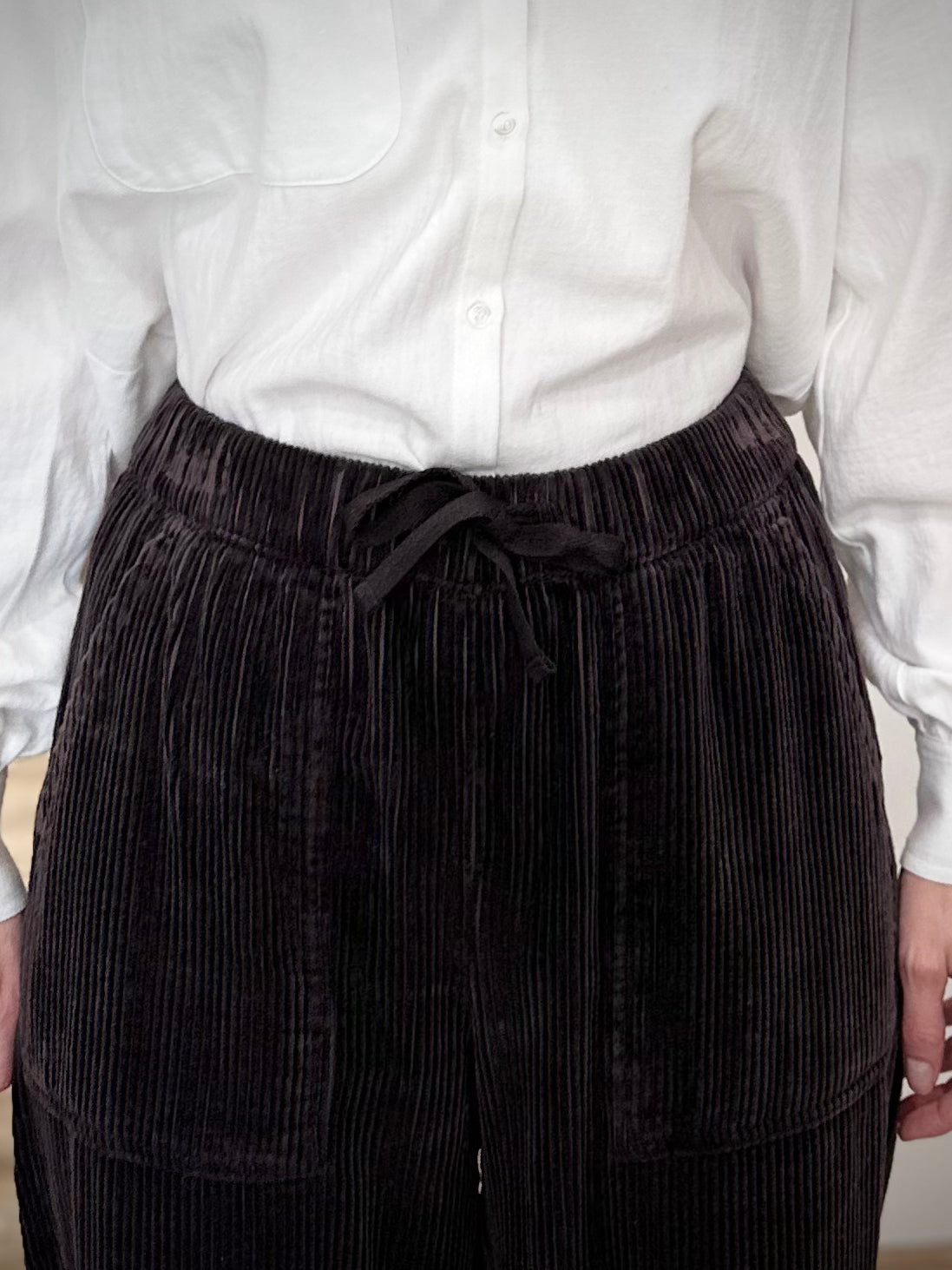 Détail de la taille élastiquée d’un pantalon en velours femme