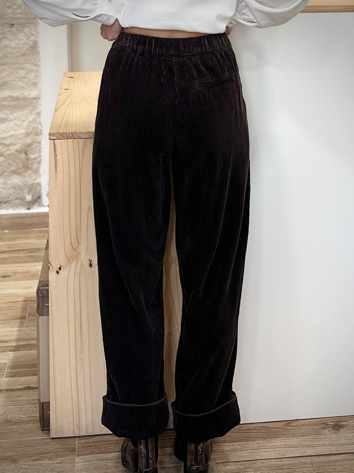 Coupe ample de pantalon velours côtelé femme